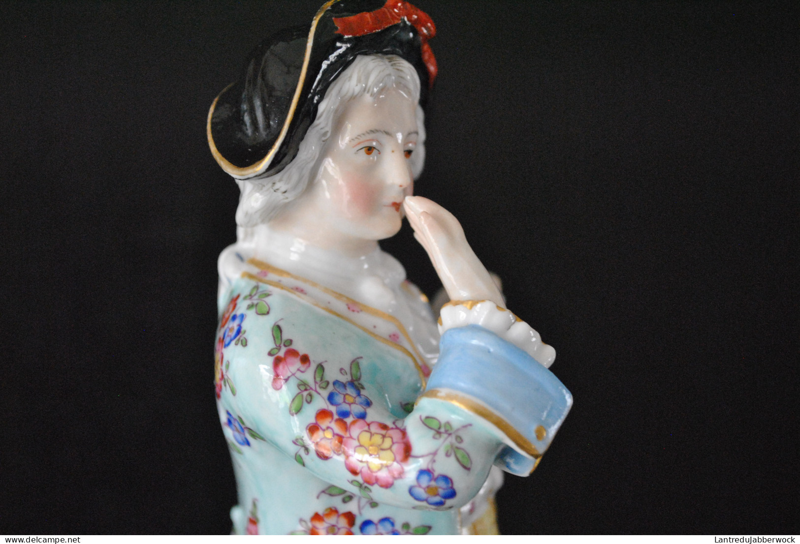 Grande statuette de gentilhomme portant une lettre en porcelaine polychrome XIXè Allemande genre Saxe marqué 23 cm