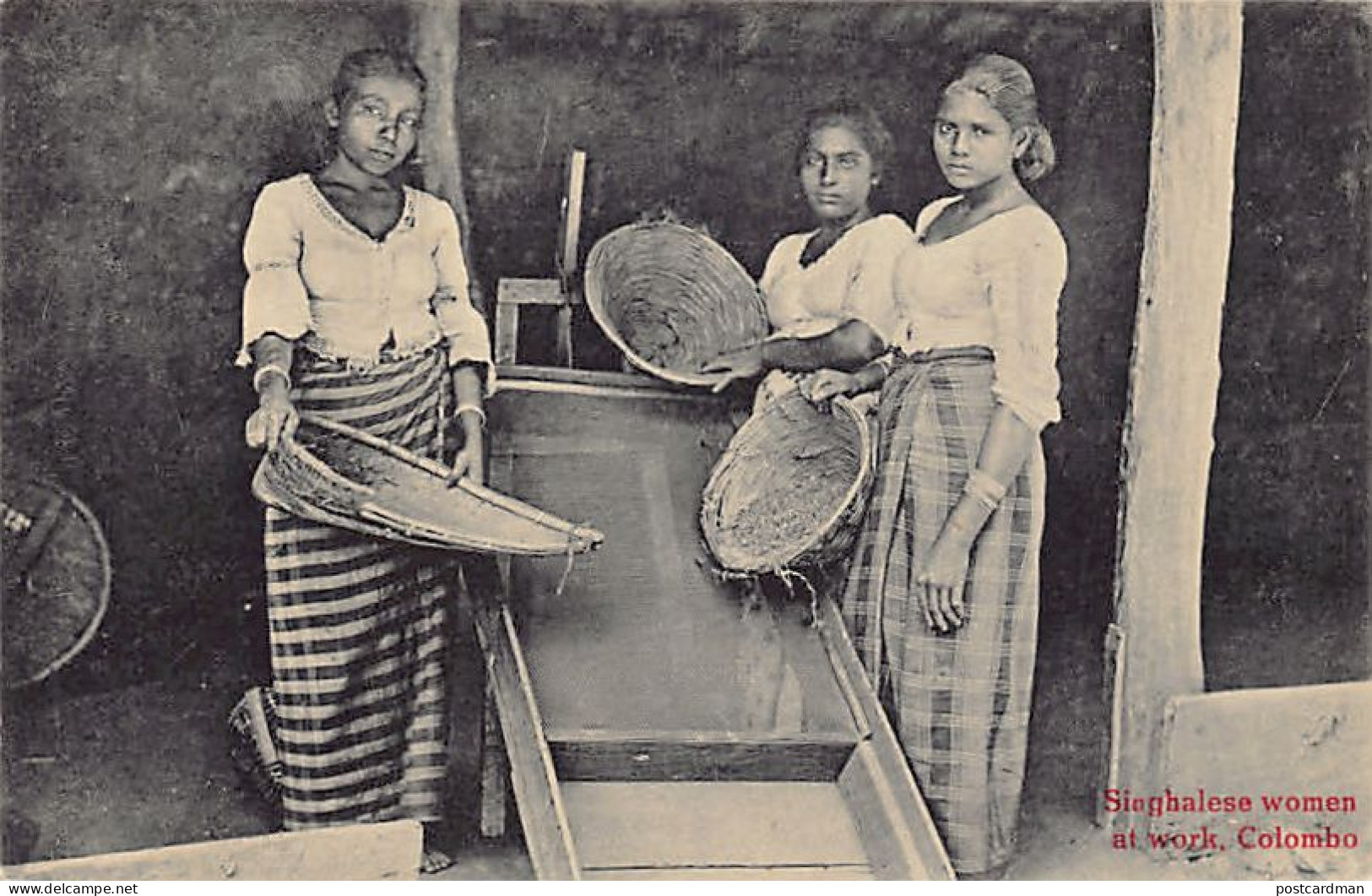 SRI LANKA - Singhalese Women At Work - Publ. The Travellers Mart 77 - Sri Lanka (Ceylon)