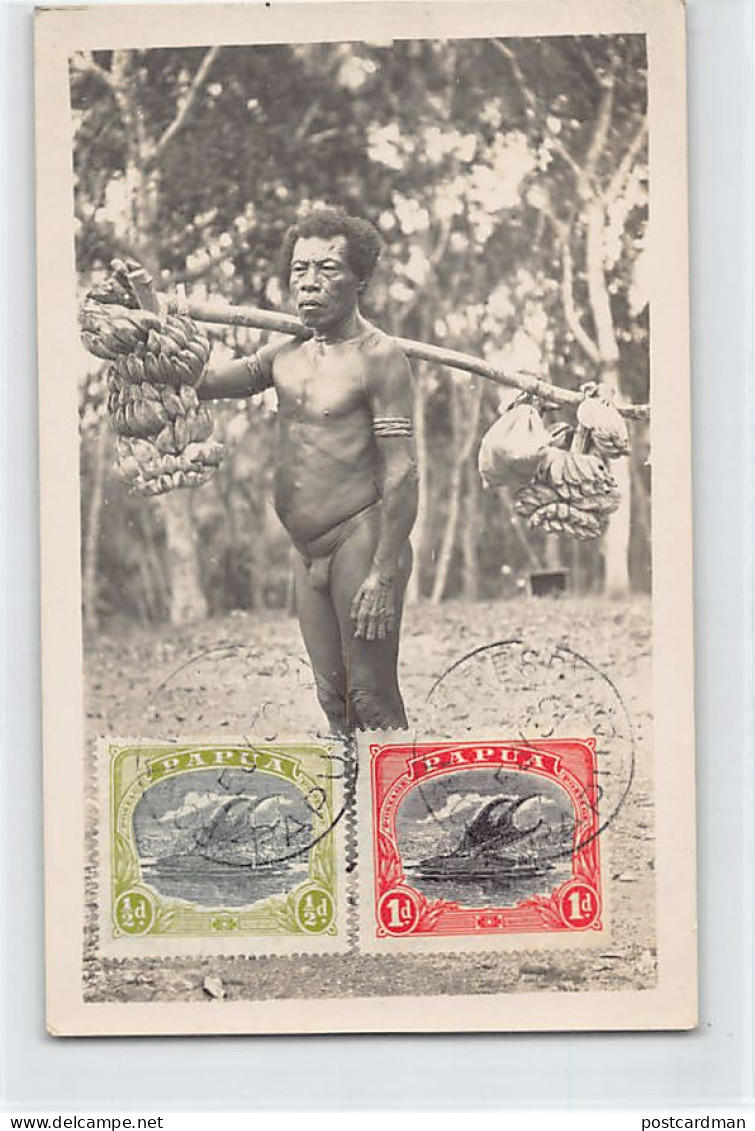 Papua New Guinea - Native Man Carrying Bananas - REAL PHOTO - Publ. Unknown (Kod - Papua-Neuguinea