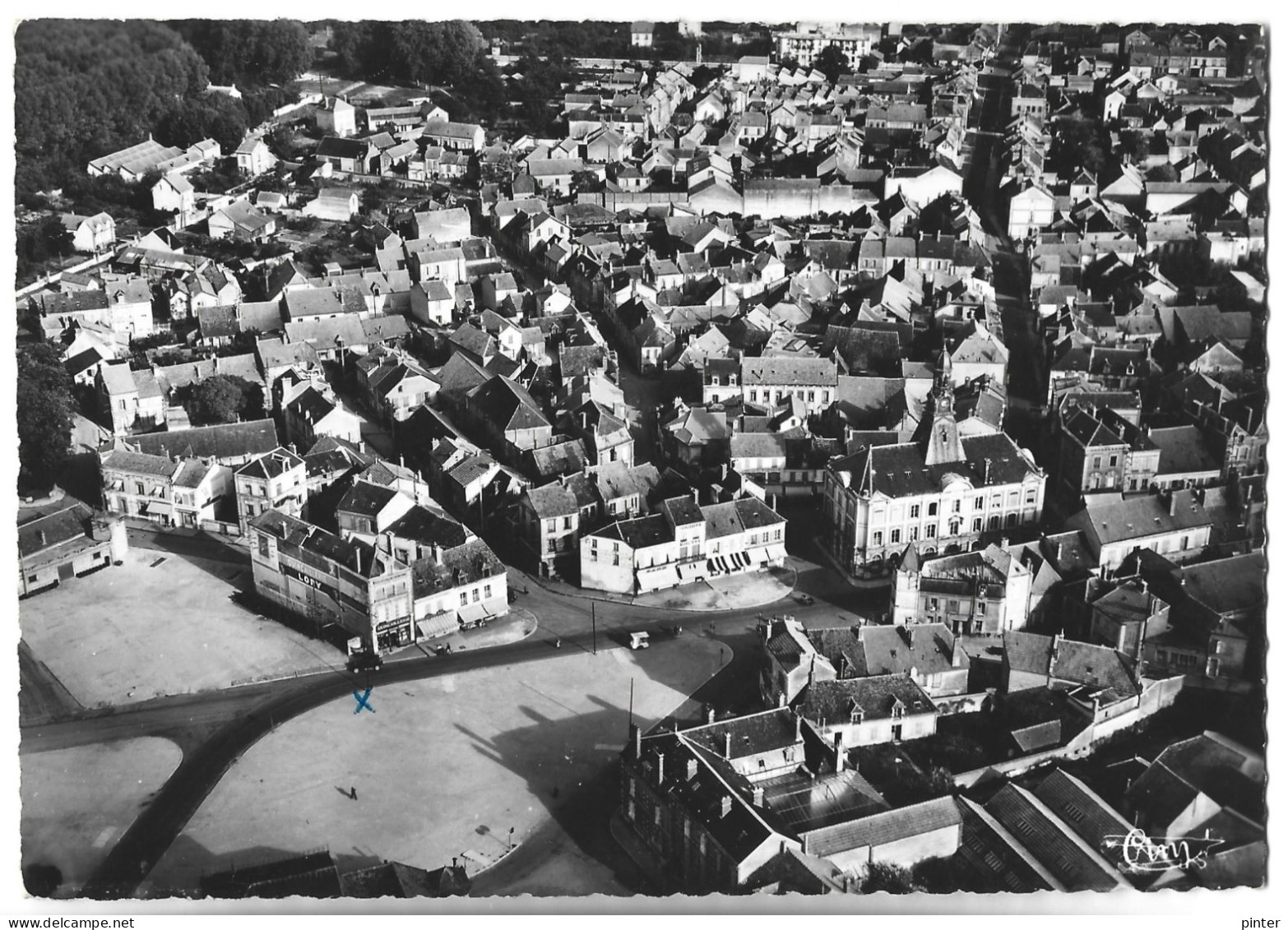 ROMILLY SUR SEINE - Vue Aérienne Sur La Place Des Martyrs Et L'Hôtel De Ville - Romilly-sur-Seine