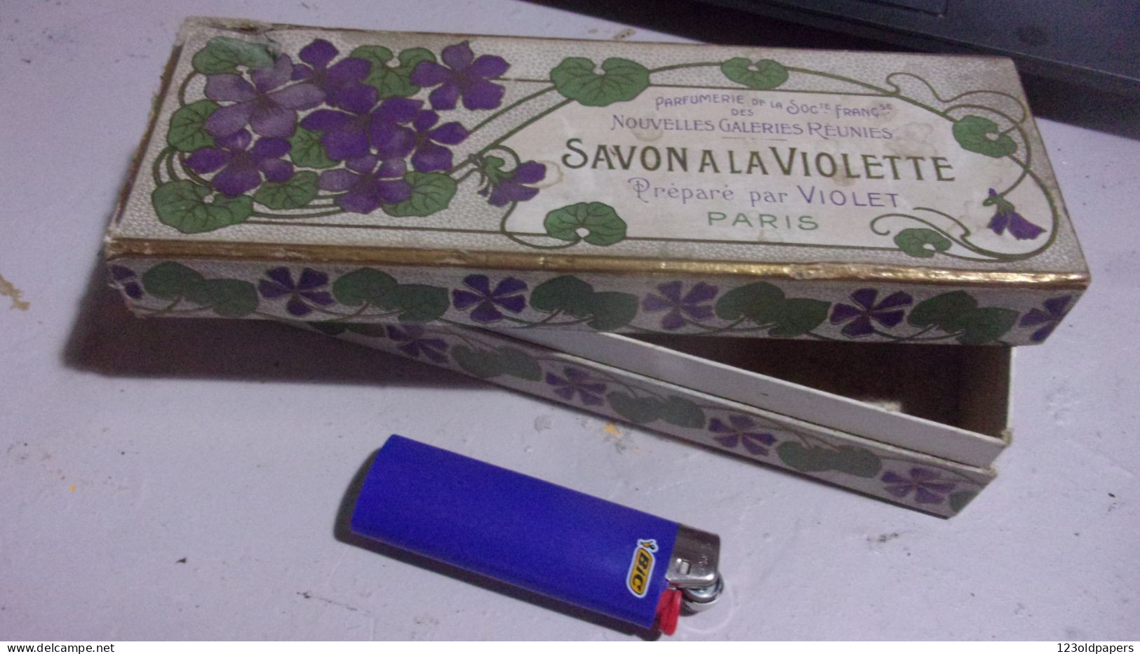 ANCIENNE  Boite En Carton Sur Le Savon A LA VIOLETTE PREPARE PAR VIOLET PARIS NG REUNIES - Koffer