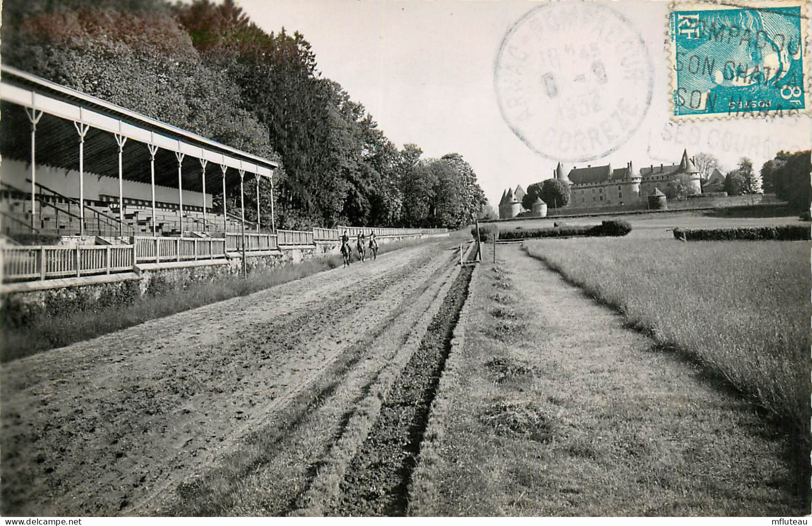 19* POMPADOUR<  Champ De Courses – Chateau (CPSM 9x14cm)  RL20,0206 - Arnac Pompadour