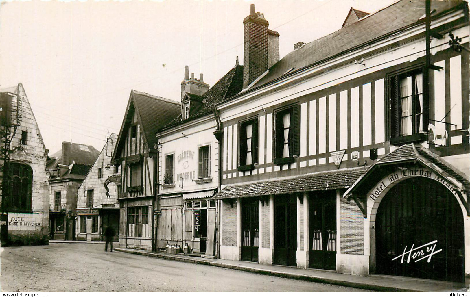 37* BLERE  Hotel Du Cheval Blanc   (CPSM 9x14cm)  RL20,1477 - Bléré