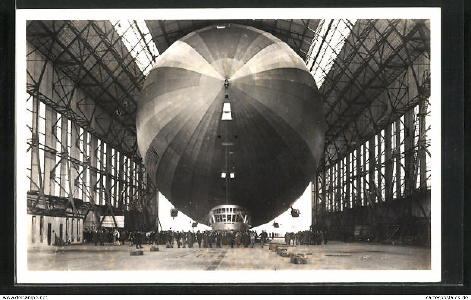 AK Einbringen Des Luftschiffes LZ 127 Graf Zeppelin In Die Halle  - Zeppeline