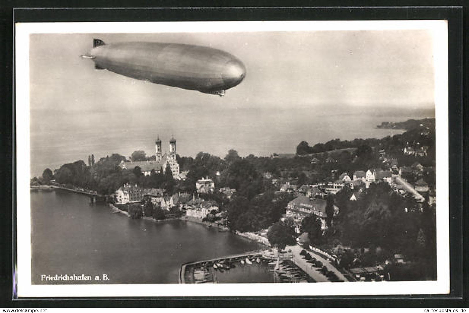 AK Friedrichshafen A.B., Zeppelin In Den Lüften über Der Stadt  - Zeppeline