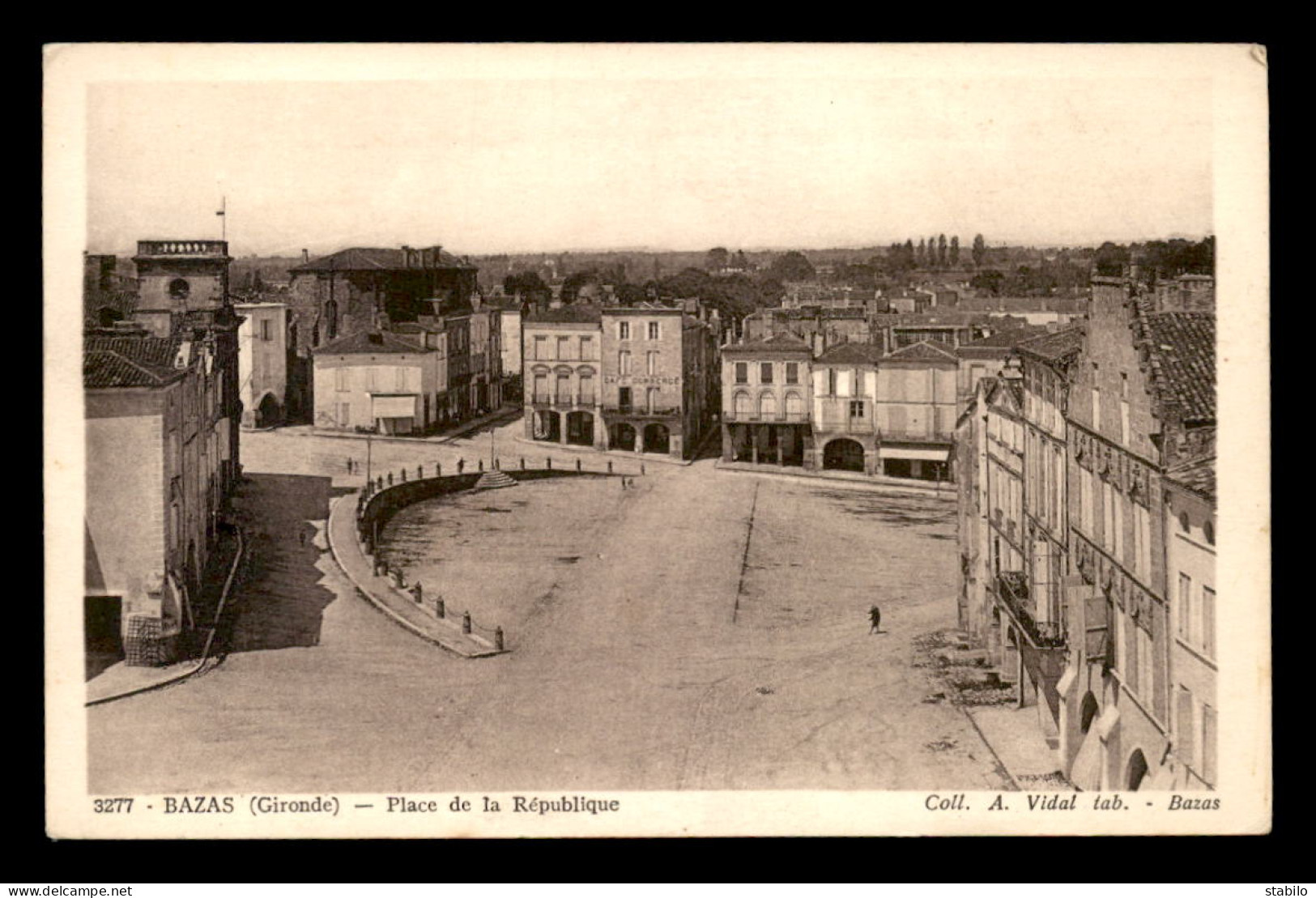 33 - BAZAS - PLACE DE LA REPUBLQIUE - Bazas