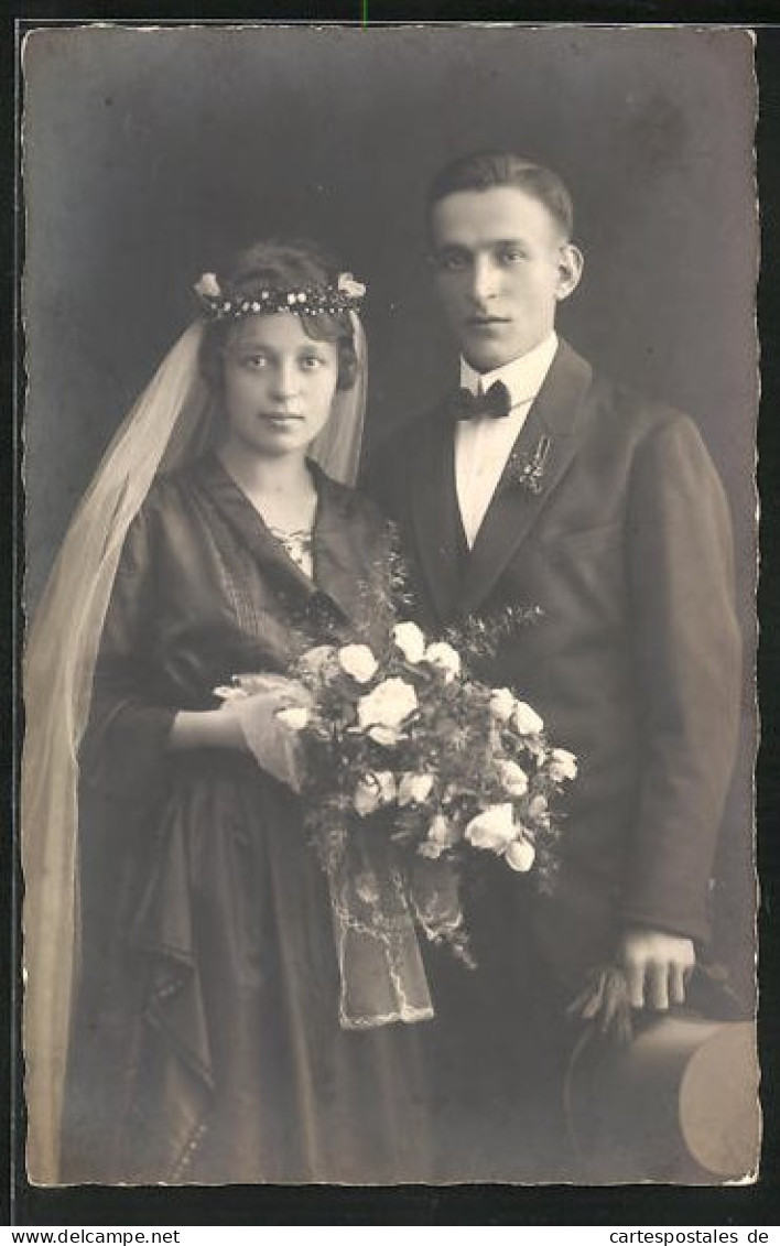 AK Portrait Eines Jungen Brautpaares In Eleganter Hochzeitsmode  - Nozze