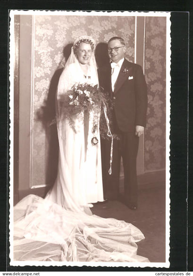 AK Portrait Eines Brautpaares In Hochzeitsmode Mit Schleier Und Blumenstrauss  - Marriages