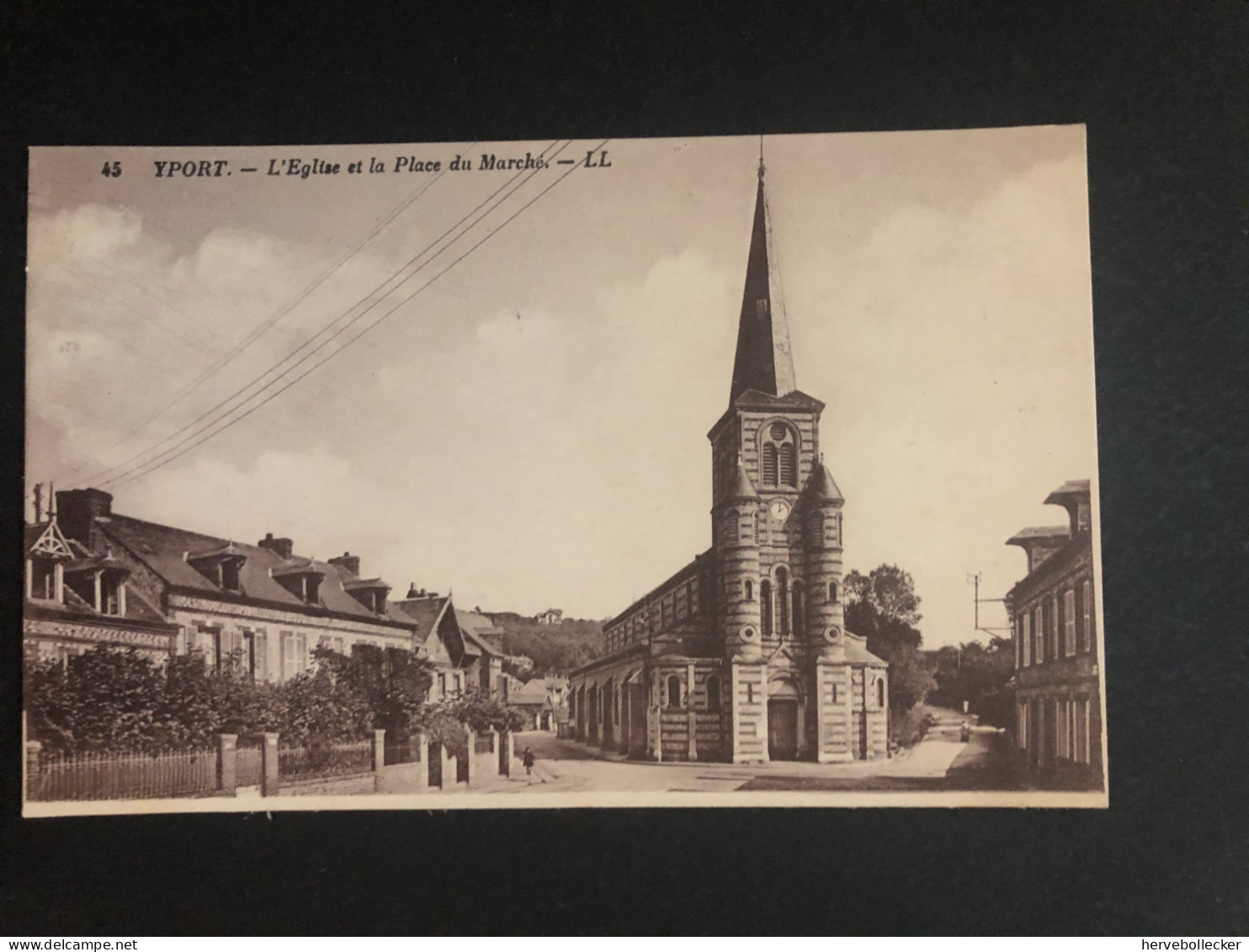 Yport - L'église Et La Place Du Marché - 76 - Yport