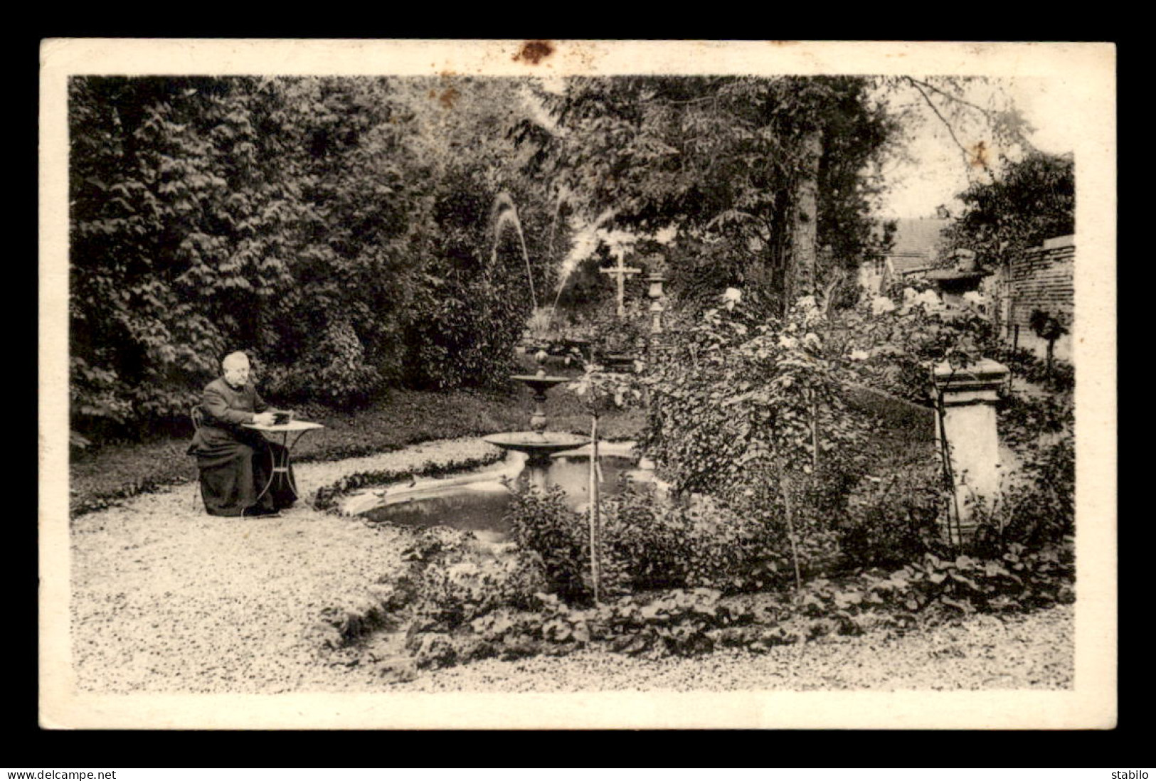 51 - SERMAIZE-LES-BAINS - LE CURE R. BOLLOT DANS LE JARDIN DU PRESBYTERE - POESIE JE SUIS PRETRE AU VERSO - Sermaize-les-Bains