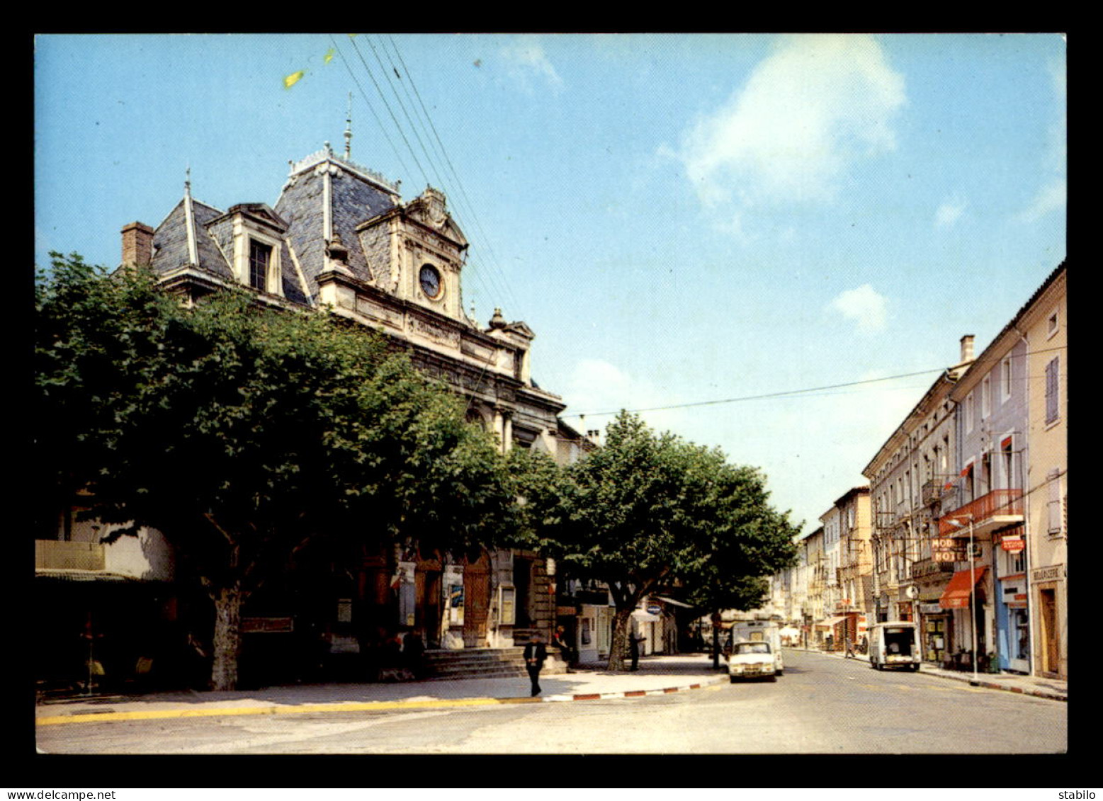 30 - ST-AMBROIX - AVENUE CENTRALE ET HOTEL DE VILLE - Saint-Ambroix