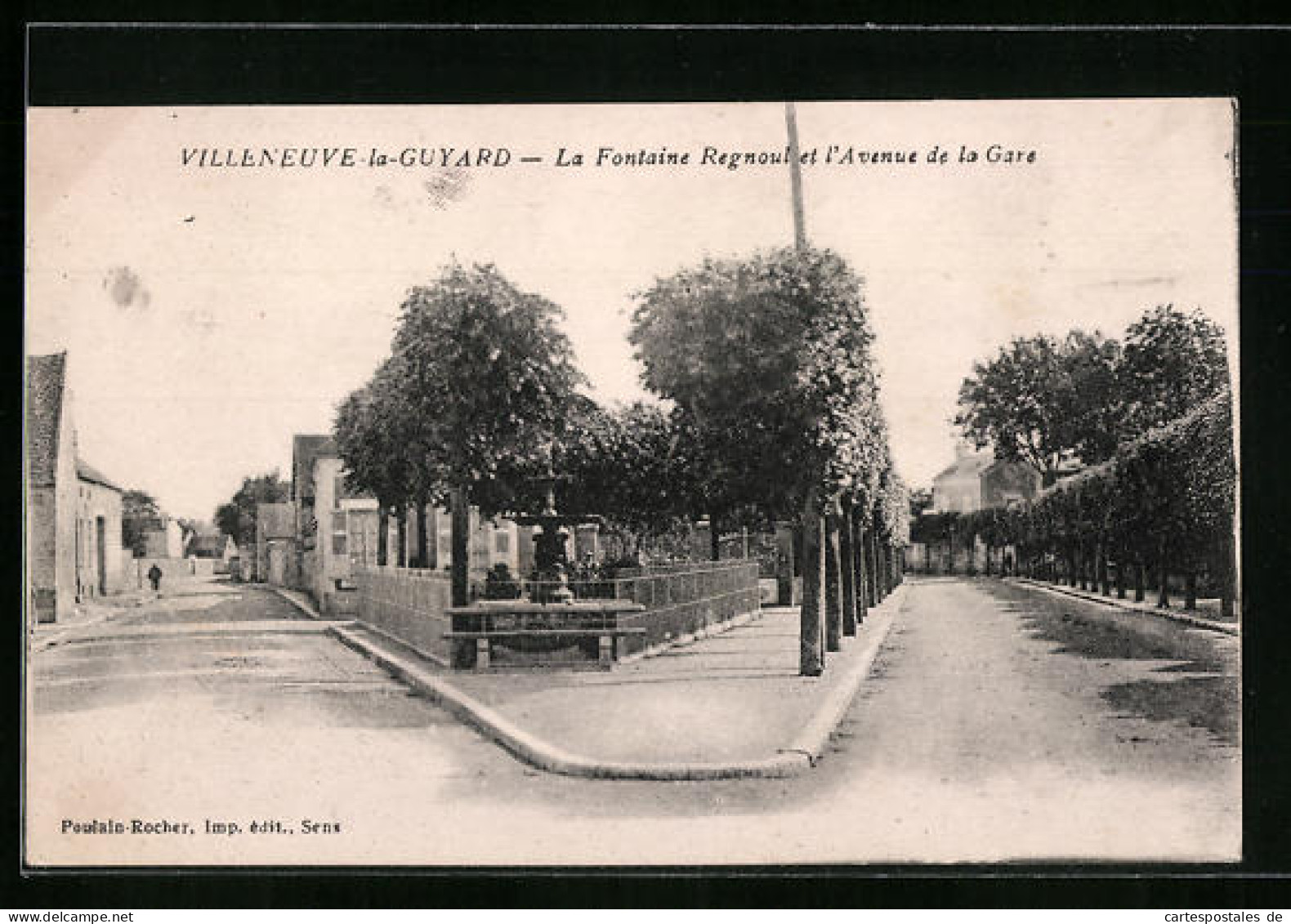 CPA Villeneuve-la-Guyard, La Fontaine Regnoul L'Avenure De Lo Gare  - Villeneuve-la-Guyard
