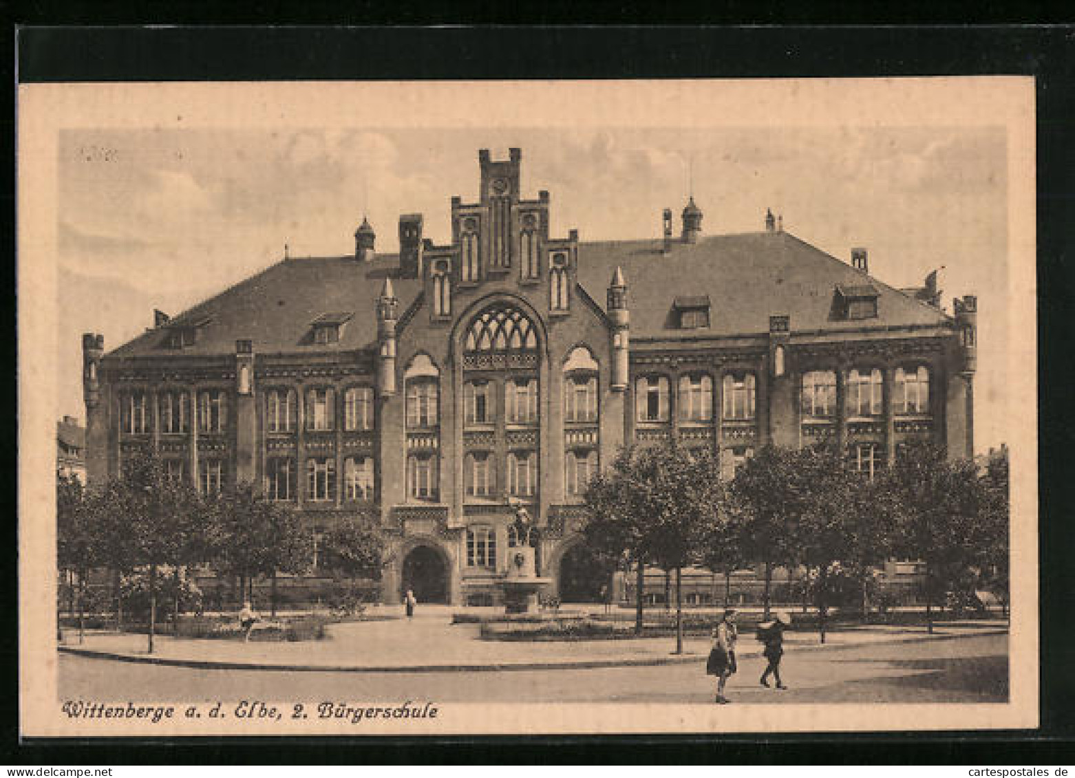 AK Wittenberge /Elbe, Bürgerschule Mit Denkmal  - Wittenberge