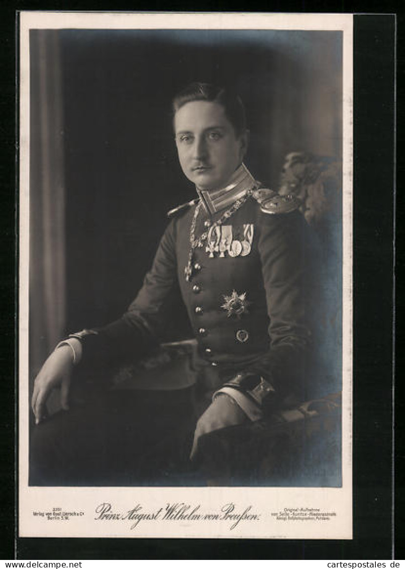 AK Prinz August Wilhelm Von Preussen In Uniform Mit Abzeichen  - Königshäuser