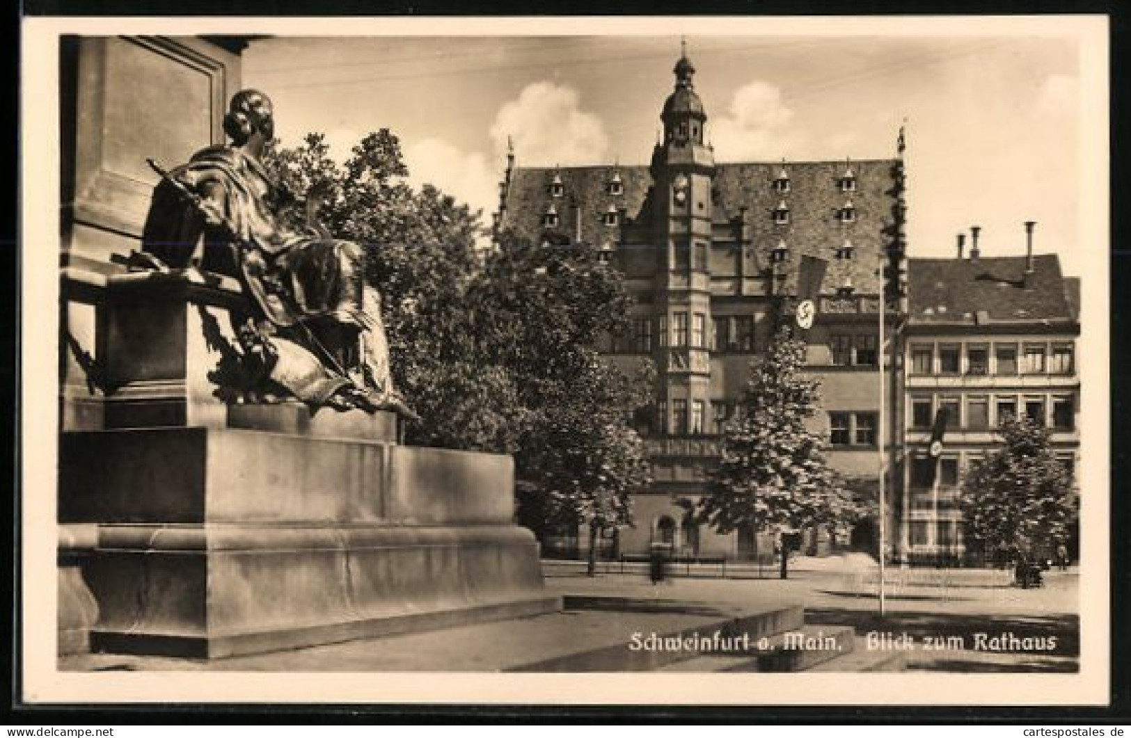 AK Schweinfurt Am Main, Denkmal Vor Dem Rathaus  - Schweinfurt