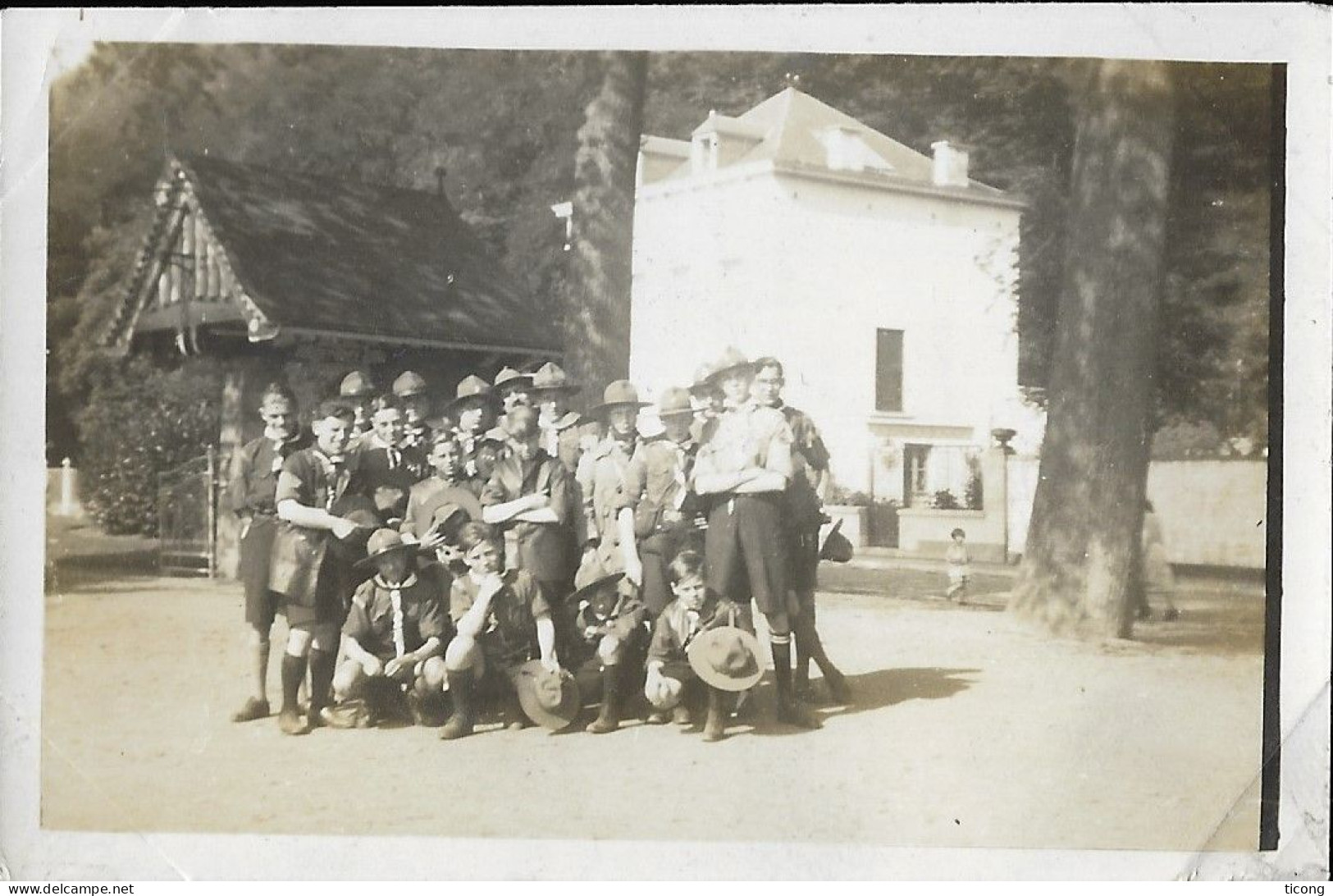 SCOUTISME - PHOTOGRAPHIE ORIGINALE ANCIENNE, LA ROCHE EN ARDENNE BELGIQUE, GROUPE DE SCOUTS DEVANT DES HABITATIONS.... - Padvinderij