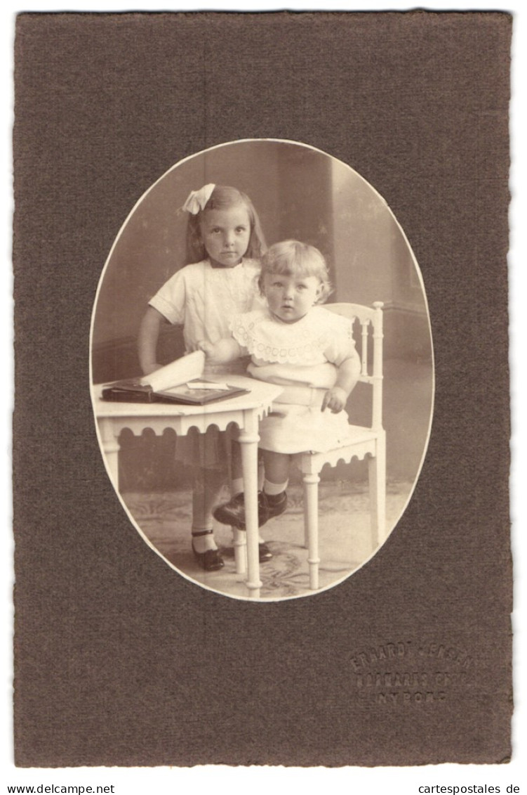 Fotografie Erhardt Jensen, Nyborg, Zwei Kinder In Weissen Kleidern  - Personnes Anonymes