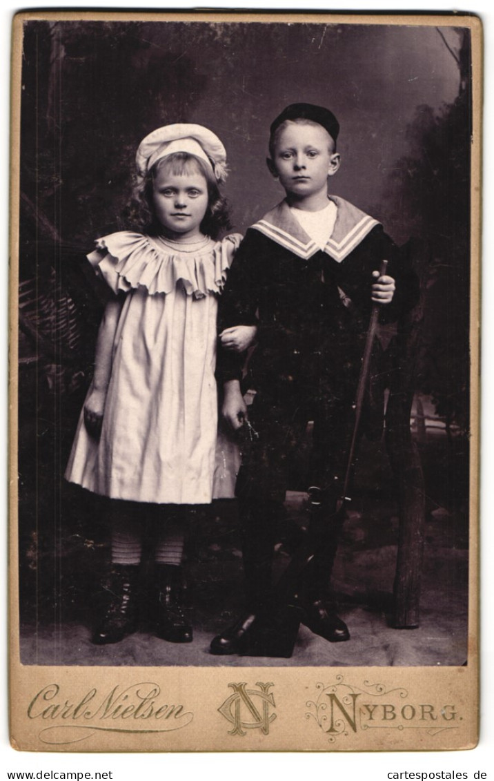 Fotografie Carl Nielsen, Nyborg, Torvet 7, Kinderpaar In Modischer Kleidung  - Personnes Anonymes