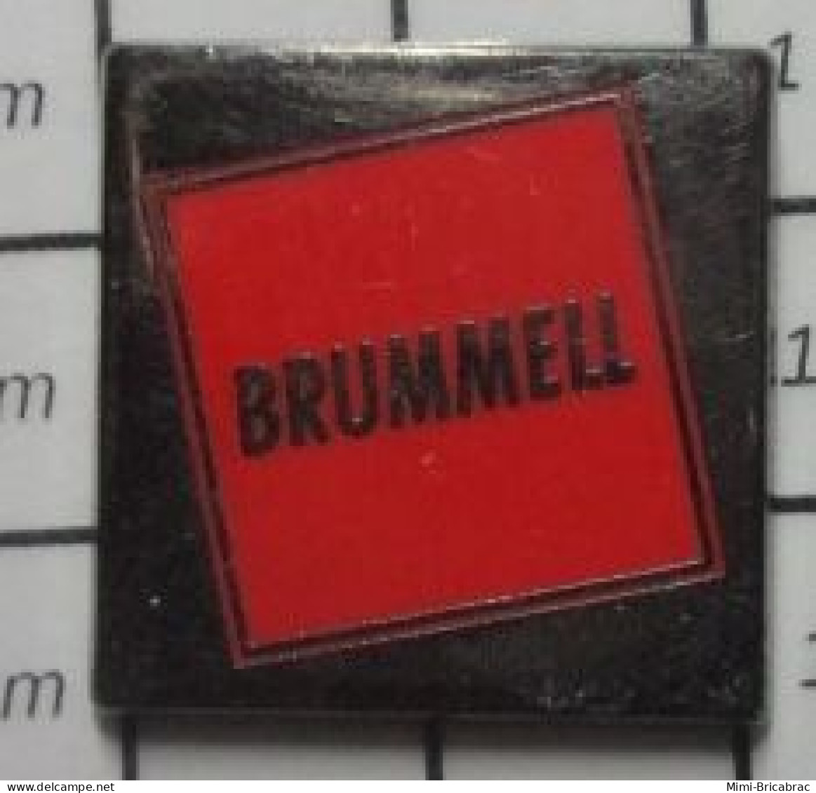 1618A  Pins Pin's / Rare & Belle Qualité MARQUES / PRET A PORTER BRUMMELL Par VMP - Marche