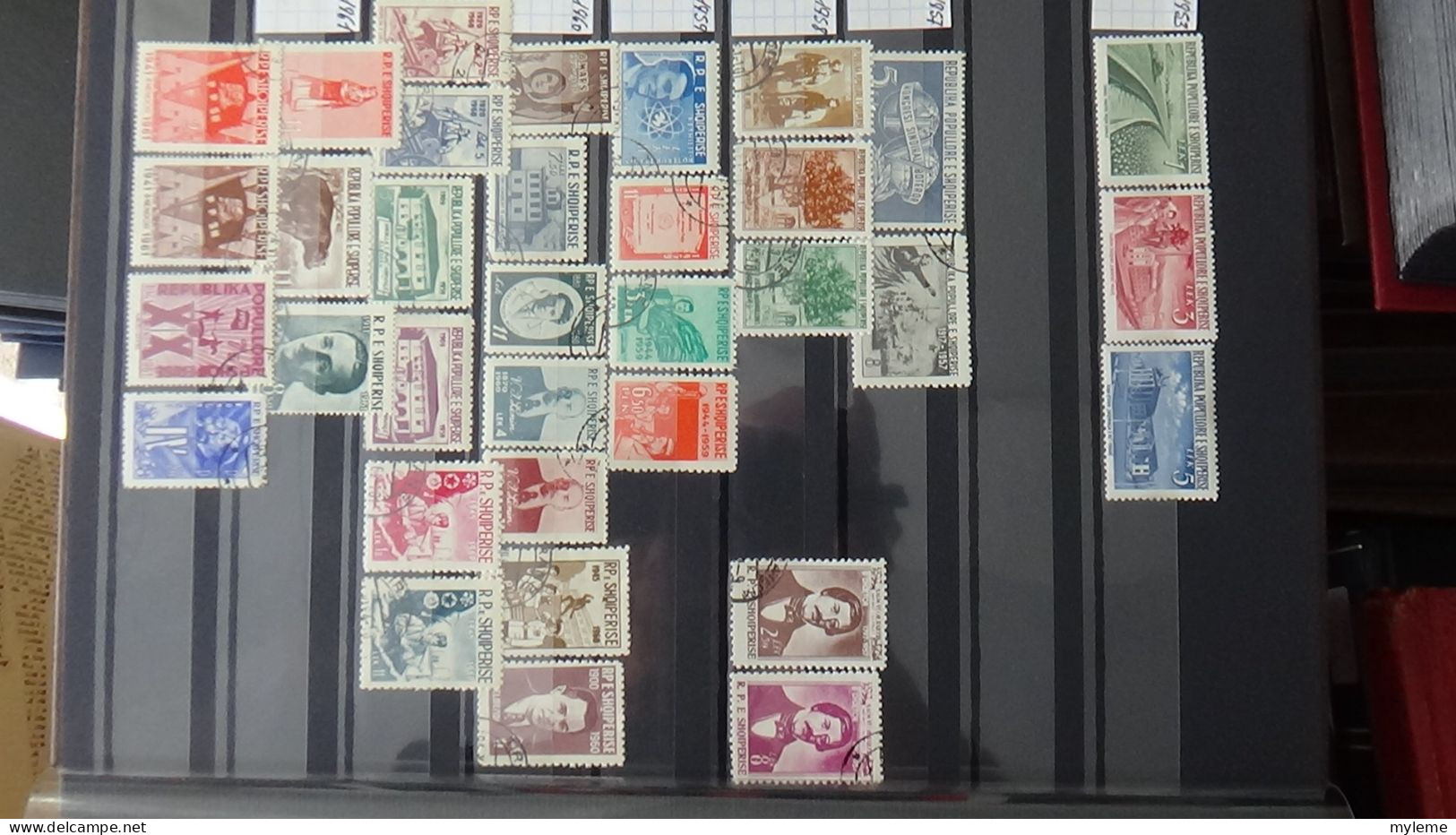 BF26 Ensemble De Timbres De Divers Pays + Mouchons N° 116 + 117 + 118 **. Cote 985 Euros - Colecciones (en álbumes)