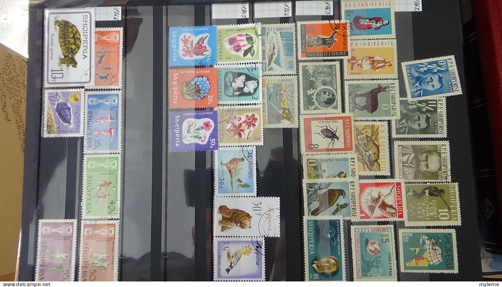 BF26 Ensemble De Timbres De Divers Pays + Mouchons N° 116 + 117 + 118 **. Cote 985 Euros - Colecciones (en álbumes)