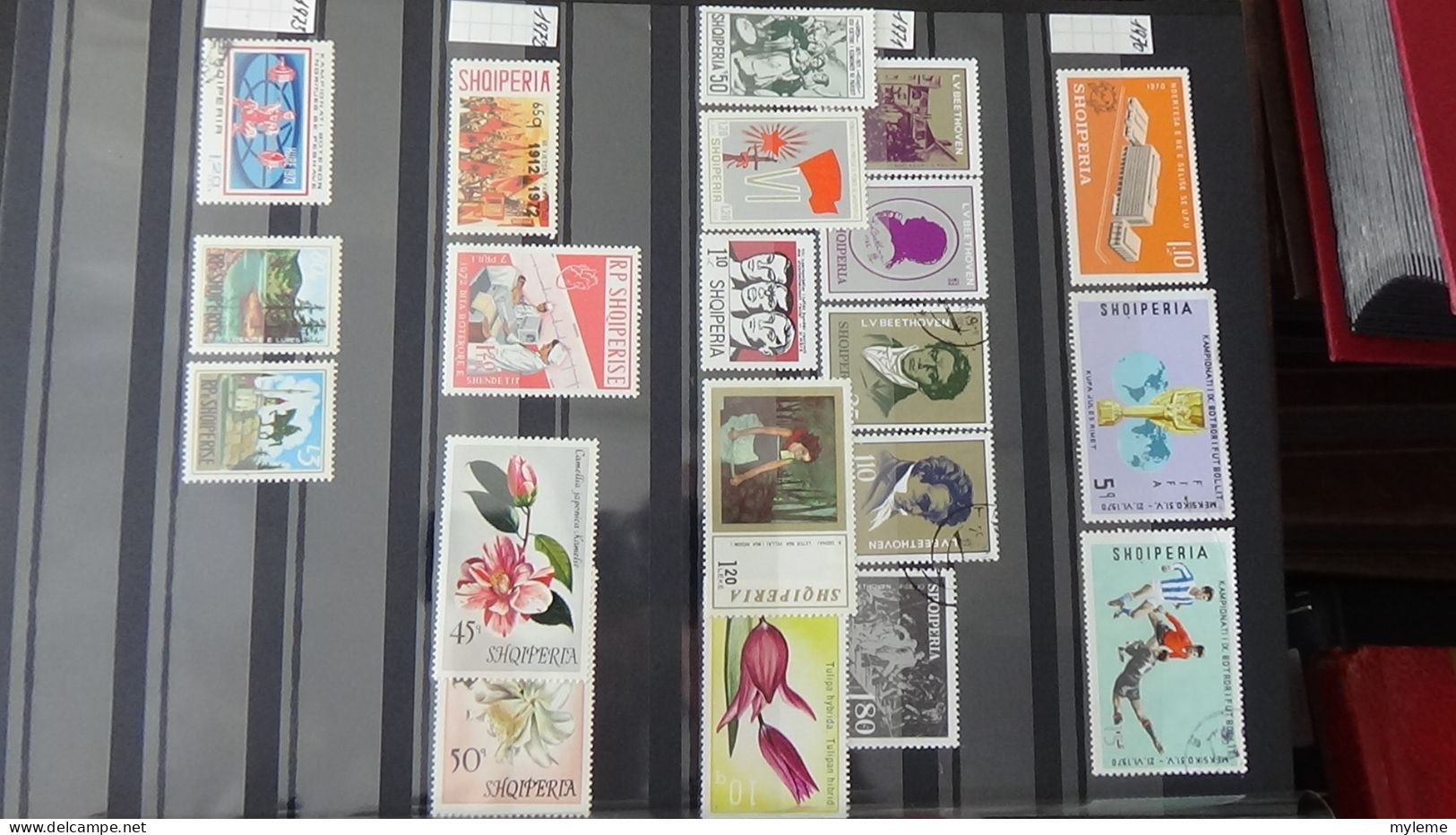 BF26 Ensemble de timbres de divers pays + Mouchons N° 116 + 117 + 118 **. Cote 985 euros