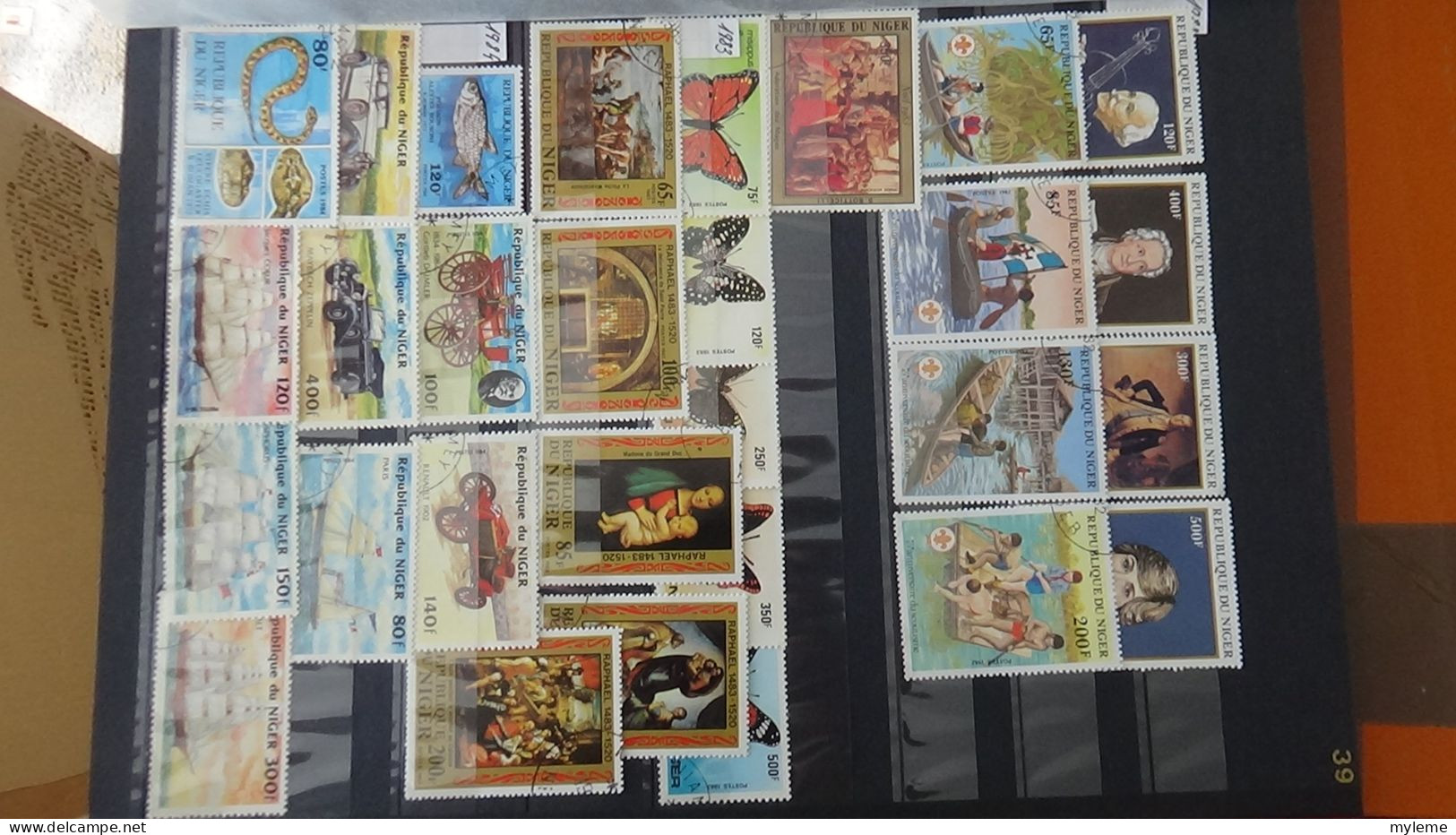 BF27 Ensemble de timbres de divers pays + Mouchons N° 124 + 125 + 126 **. Cote 705 euros