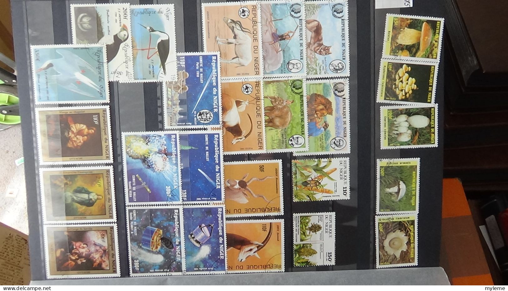 BF27 Ensemble de timbres de divers pays + Mouchons N° 124 + 125 + 126 **. Cote 705 euros