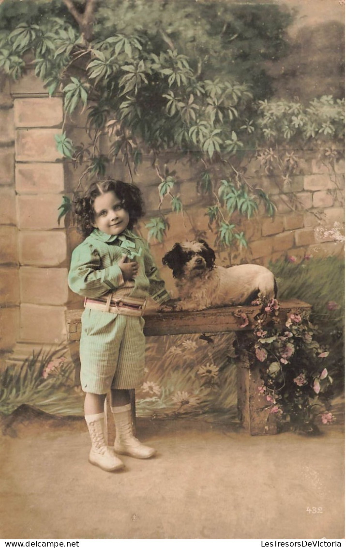 ENFANTS - Jeune Fille Debout - Souriante - à Côté D'un Chien Sur Une Chaise - Carte Postale Ancienne - Other & Unclassified