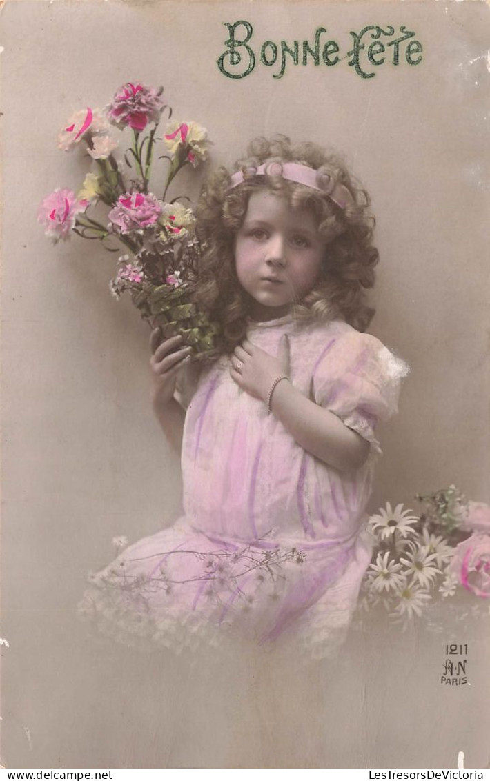 FETES - VOEUX - Anniversaire - Bonne Fête - Jeune Fille Tenant Un Bouquet De Fleur - Carte Postale Ancienne - Birthday