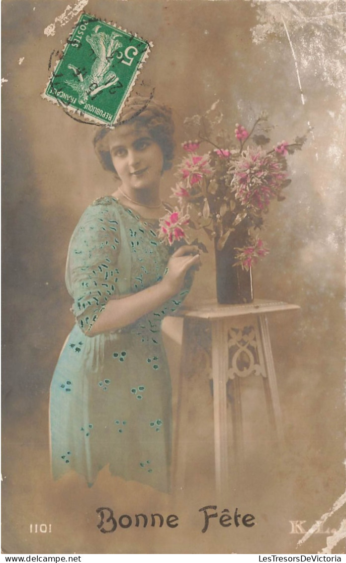 FETES - VOEUX - Bonne Fête - Une Femme Souriante - Fleur Dans Une Vase - Colorisé - Carte Postale Ancienne - Other & Unclassified