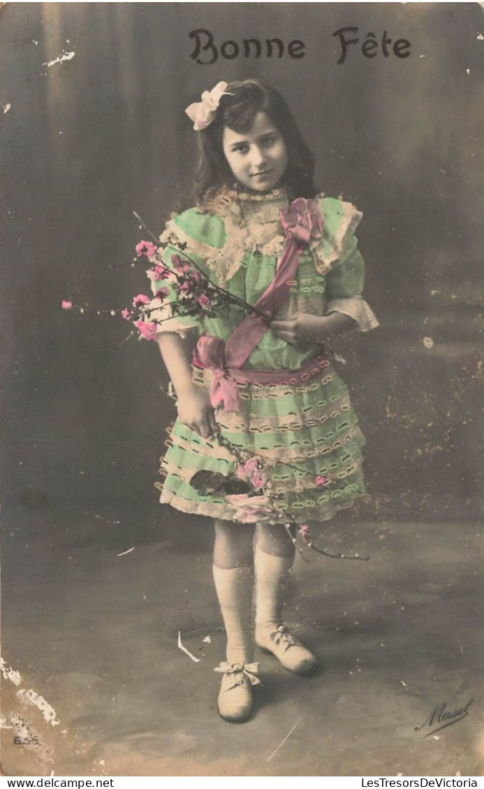 FETES - VOEUX - Bonne Fête - Enfant - Jeune Fille Debout Tenant Des Fleurs Dans Ses Mains - Carte Postale Ancienne - Other & Unclassified