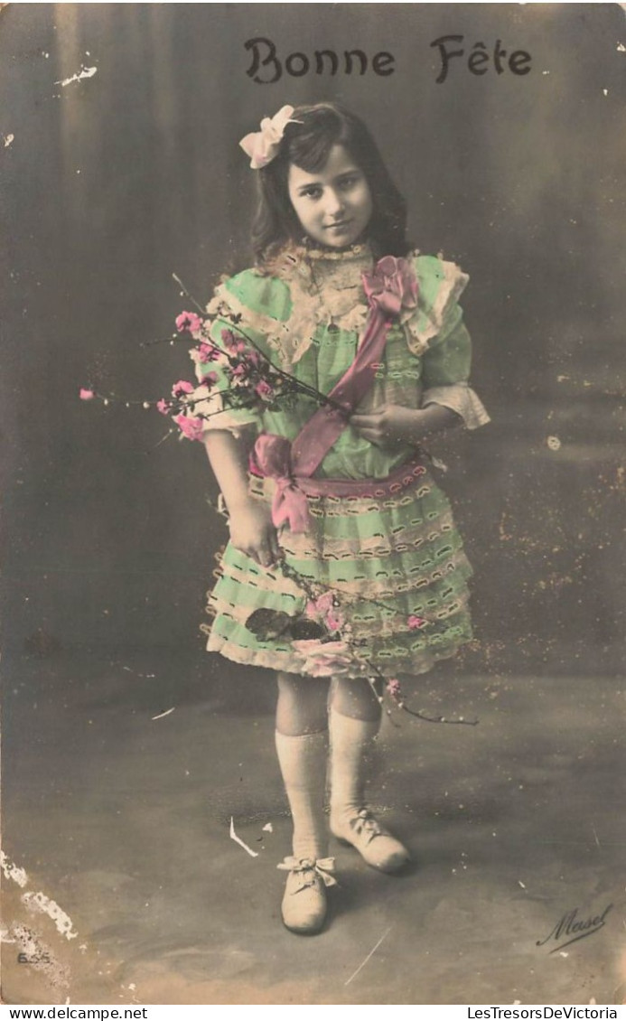 FETES - VOEUX - Bonne Fête - Enfant - Jeune Fille Debout Tenant Des Fleurs Dans Ses Mains - Carte Postale Ancienne - Autres & Non Classés