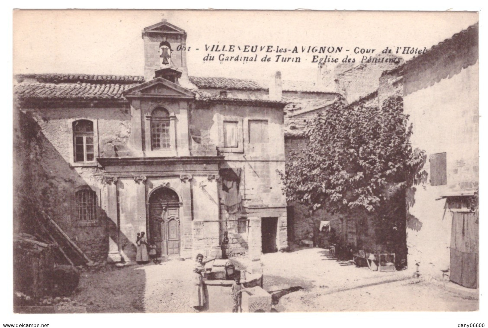 VILLENEUVE LES AVIGNON - Cour De L'Hotel Du Cardinal De Turin  (carte Animée) - Villeneuve-lès-Avignon