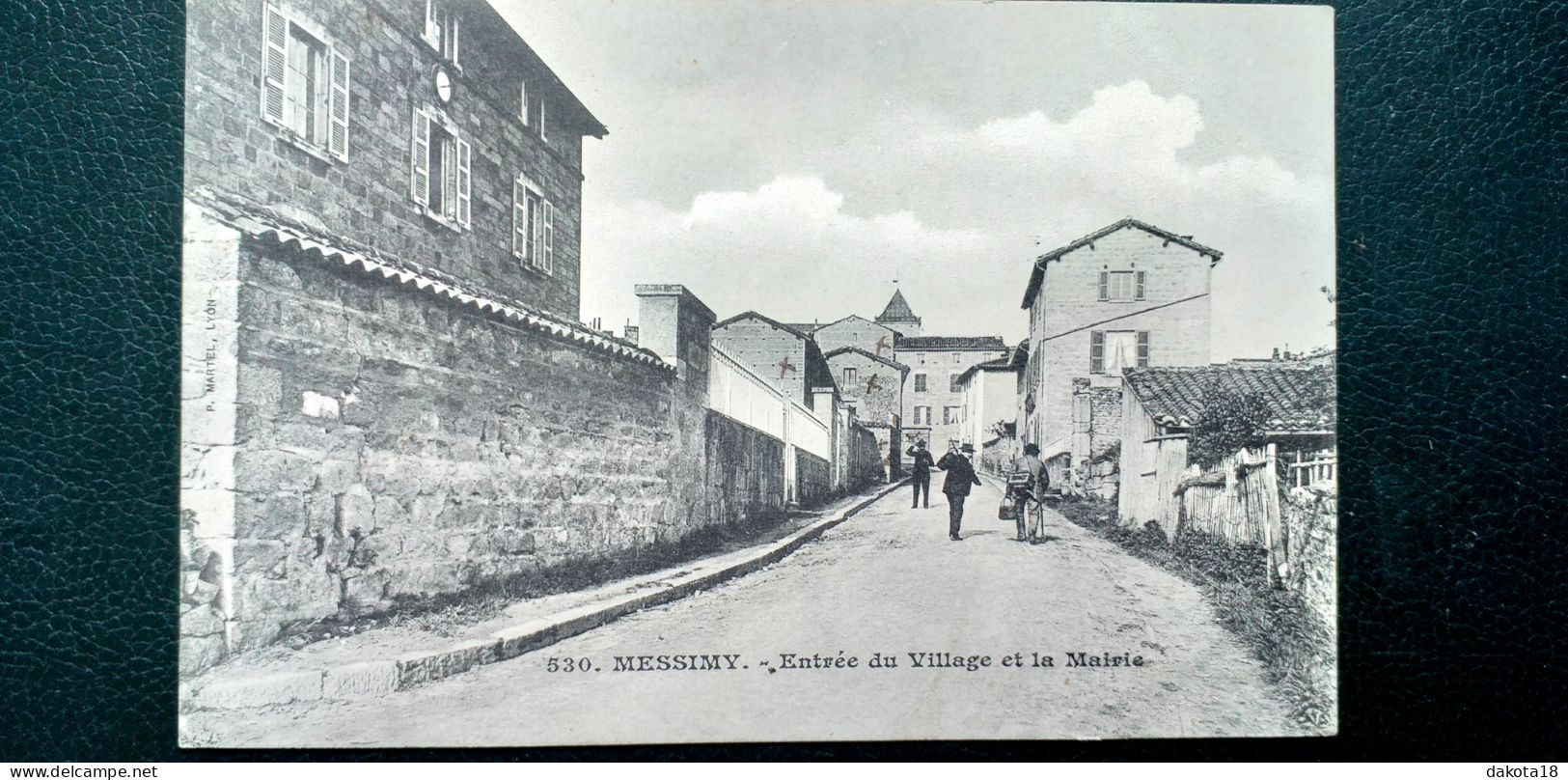 01 , Messimy ,l'entrée Du Village Et La Mairie En 1905 - Non Classés