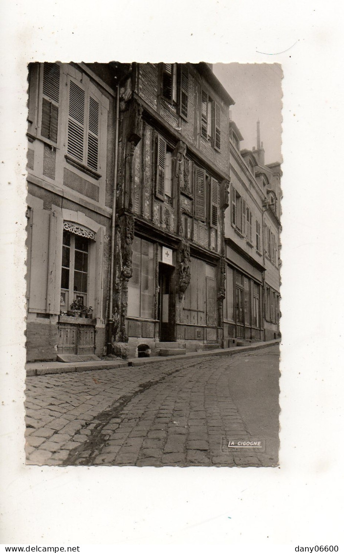 JOIGNY SUR YONNE - Rue St Jacques Et La Maison De Bois   (carte Photo) - Joigny