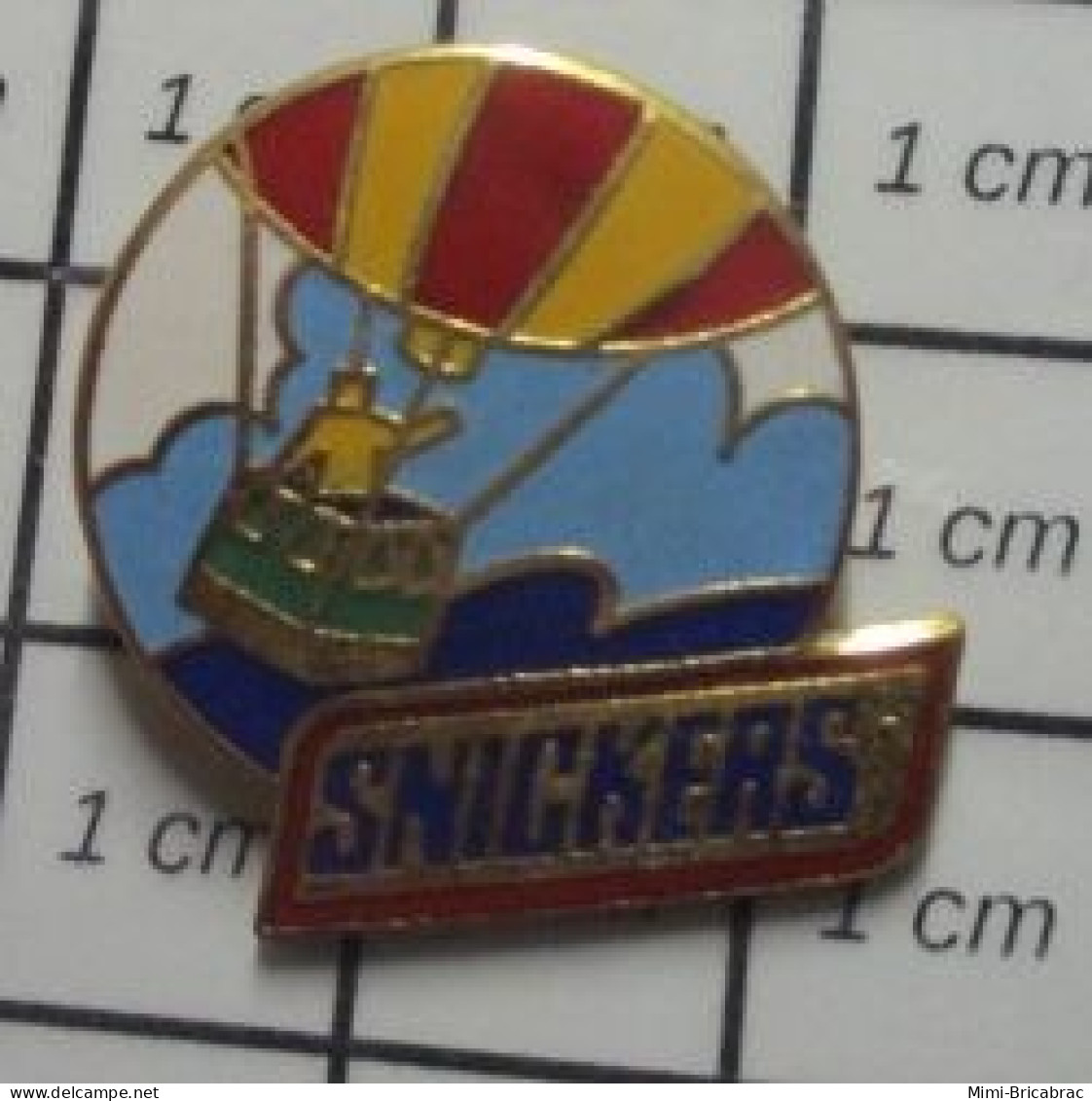 1618B  Pin's Pins / Beau Et Rare /  ALIMENTATION / SNICKERS  CONFISERIE MONTGOLFIERE - Food