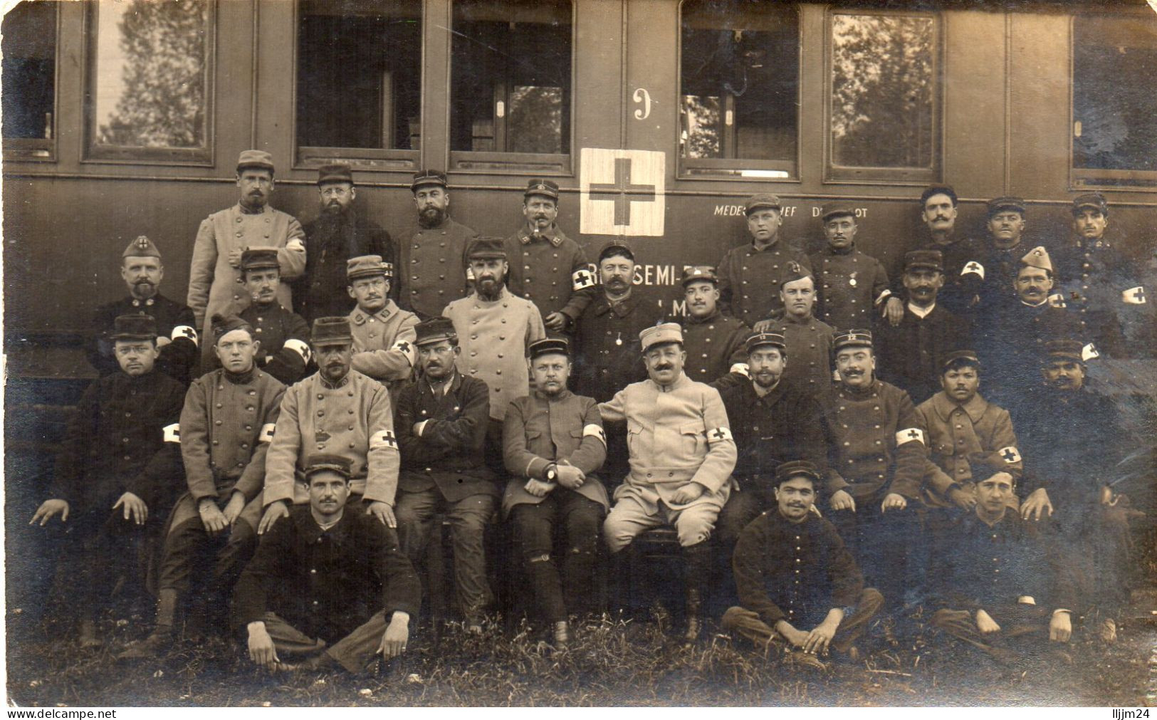 - Groupe De Militaires - Croix Rouge - Devant Wagon - (C67) - Patriottisch