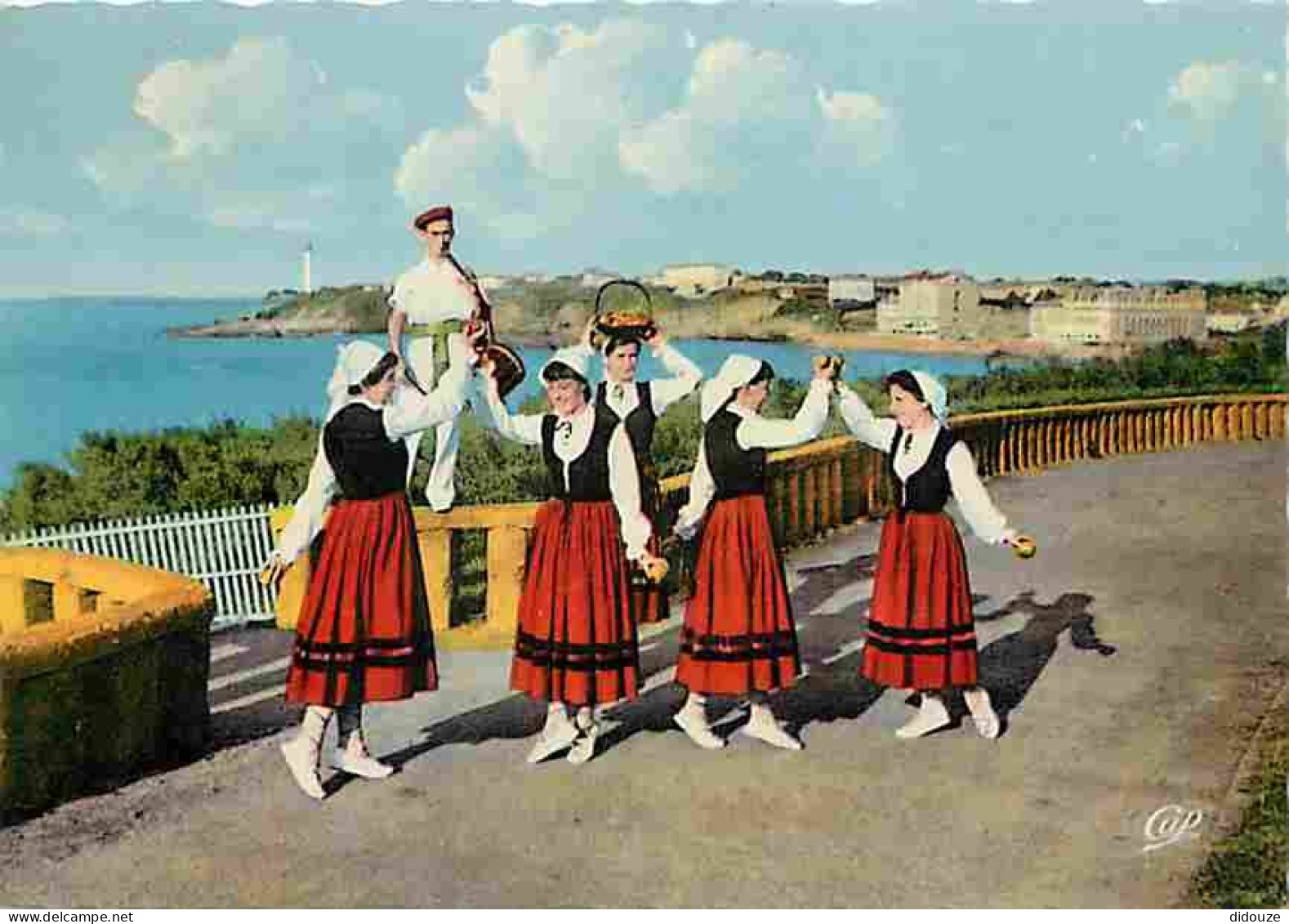 Folklore - Costumes - Pays Basque - Groupe Folklorique Bi-Harri De Biarritz - Danse Des Pommes - Voir Scans Recto Verso - Costumi