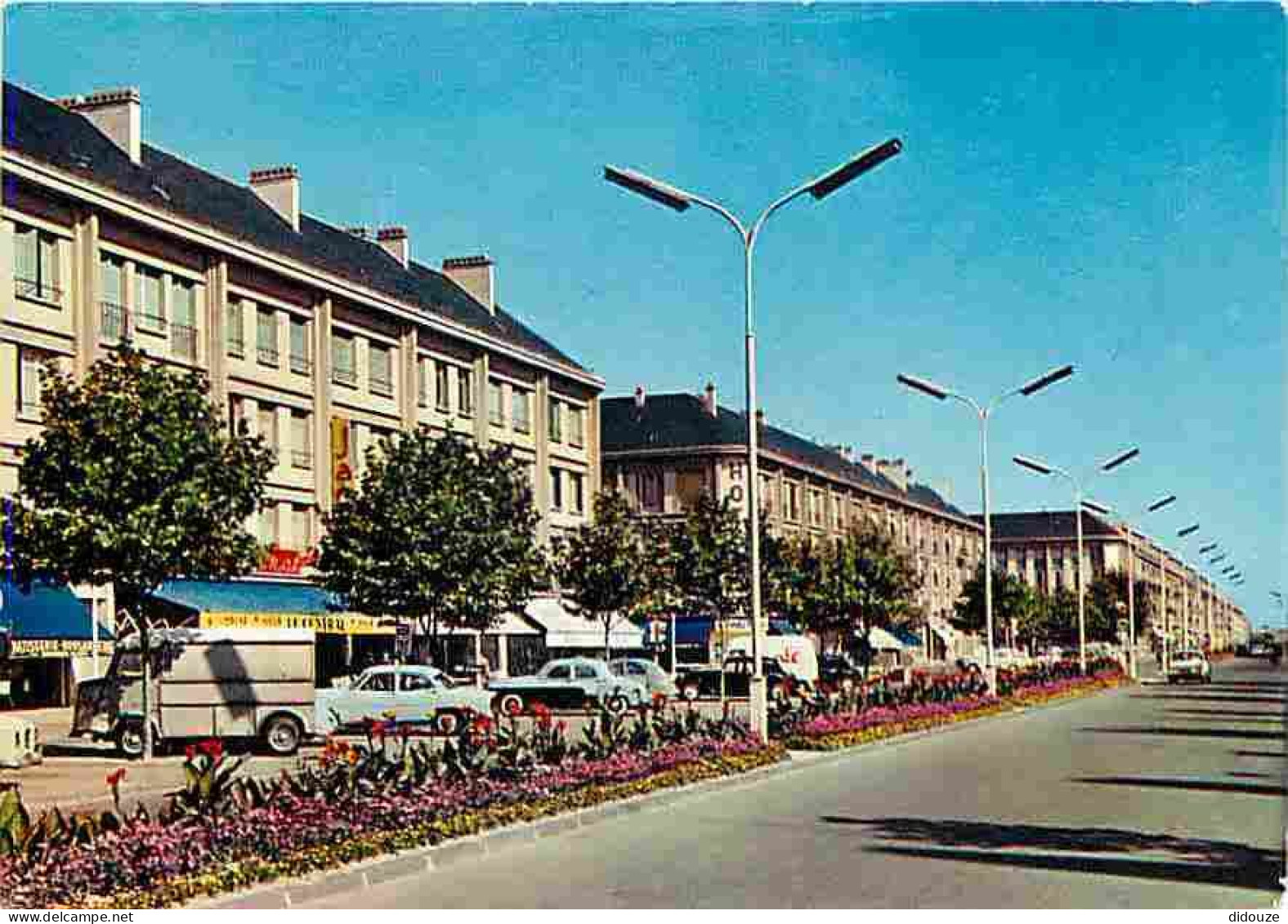 Automobiles - St Nazaire - L' Avenue De La République Et Ses Massifs Fleuris - CPM - Voir Scans Recto-Verso - Voitures De Tourisme