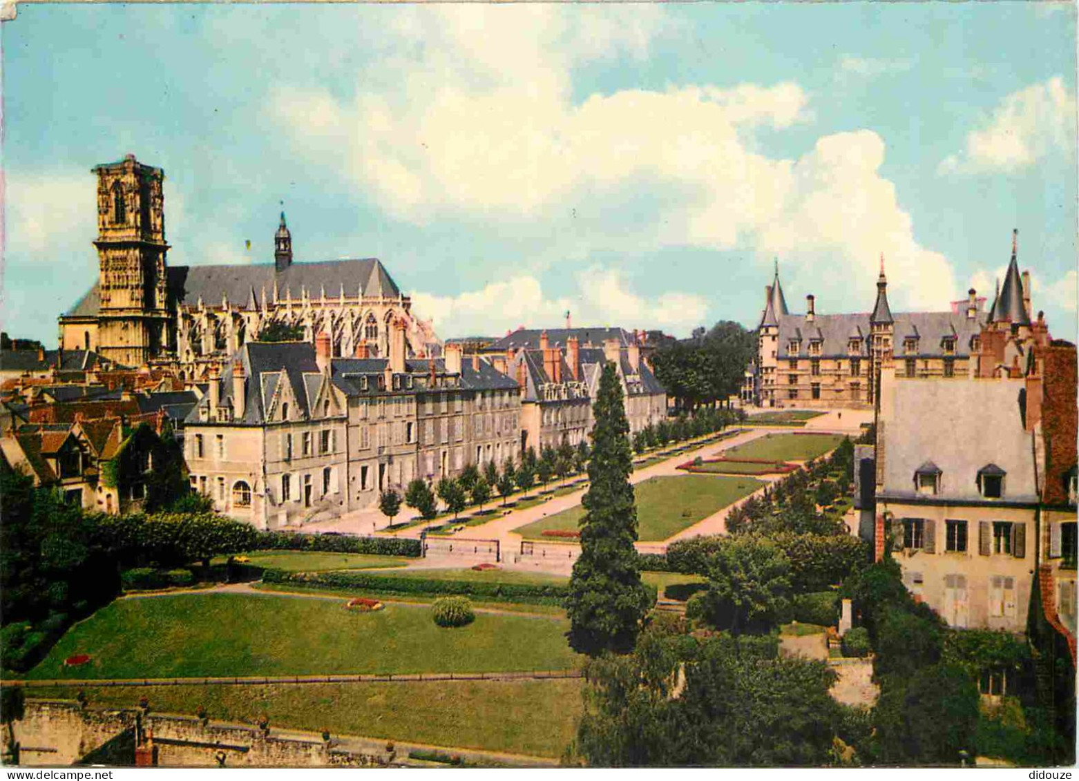 58 - Nevers - La Cathédrale Et Le Palais Ducal - CPM - Voir Scans Recto-Verso - Nevers