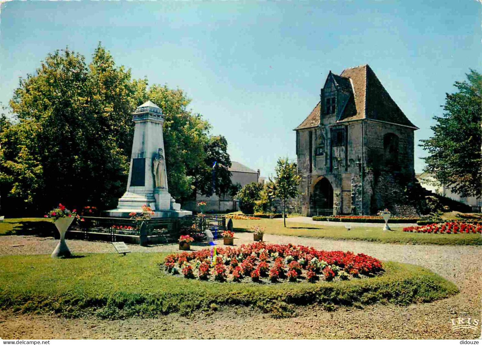 21 - Auxonne - Square Louis Baumont - Vue Vers Le Monument Aux Morts Et Porte Comté - Fleurs - Carte Dentelée - CPSM Gra - Auxonne