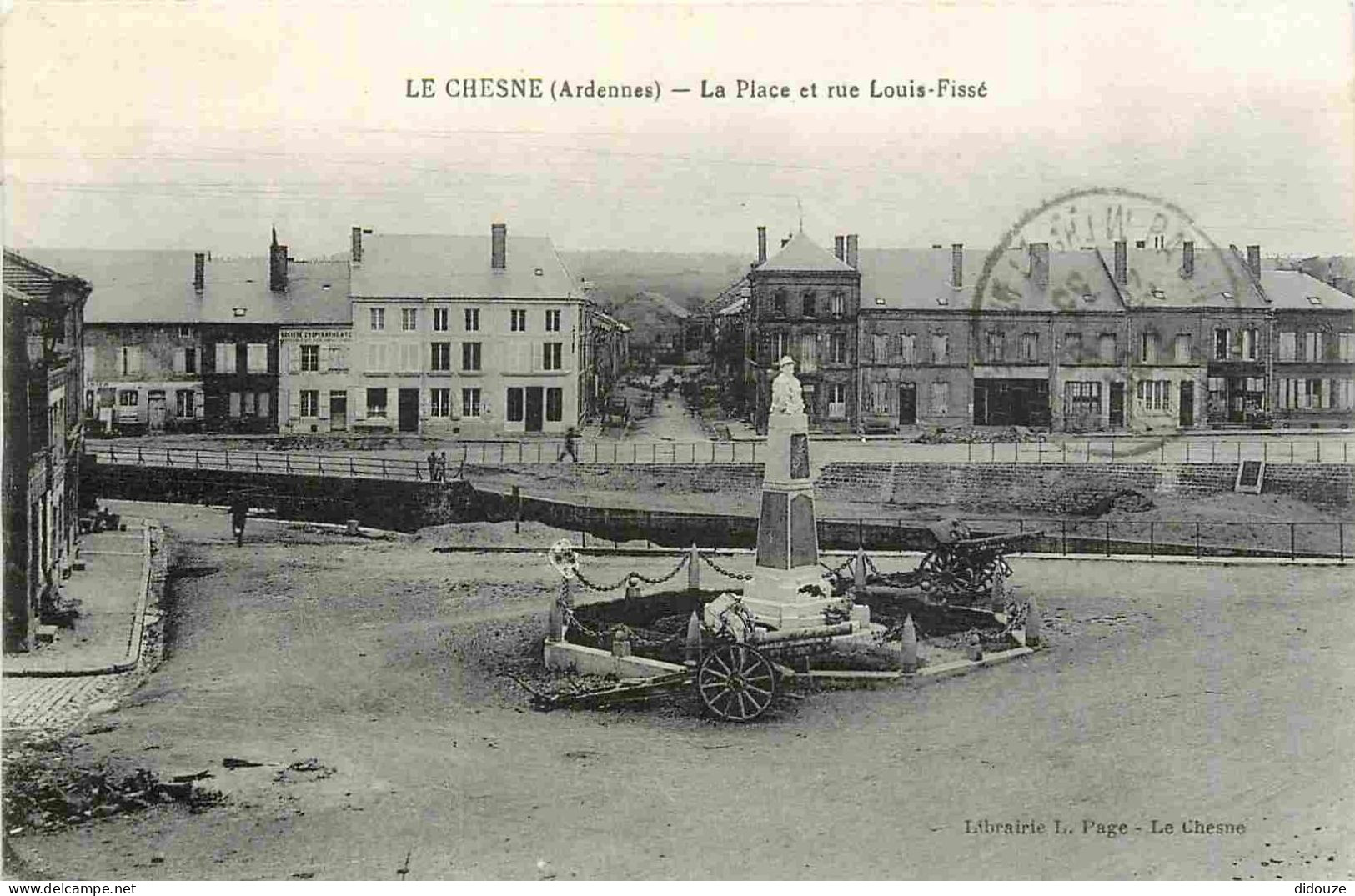 08 - Le Chesne - La Place Et Rue Louis-Fissé  - CPA - Oblitération Ronde De 1933 - Voir Scans Recto-Verso - Le Chesne
