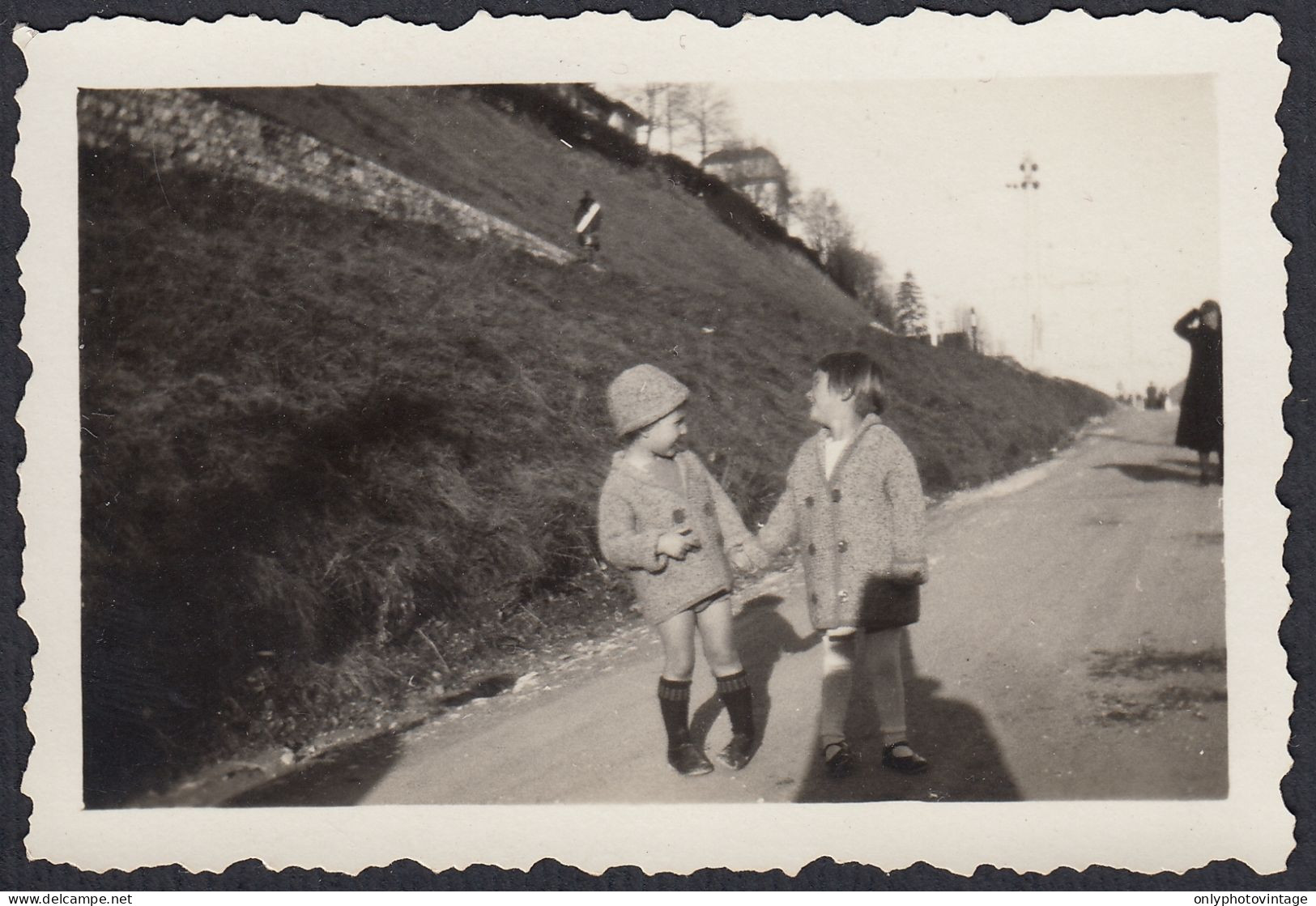 Bambine A Passeggio Mano Nella Mano - 1930 Fotografia D'epoca - Orte