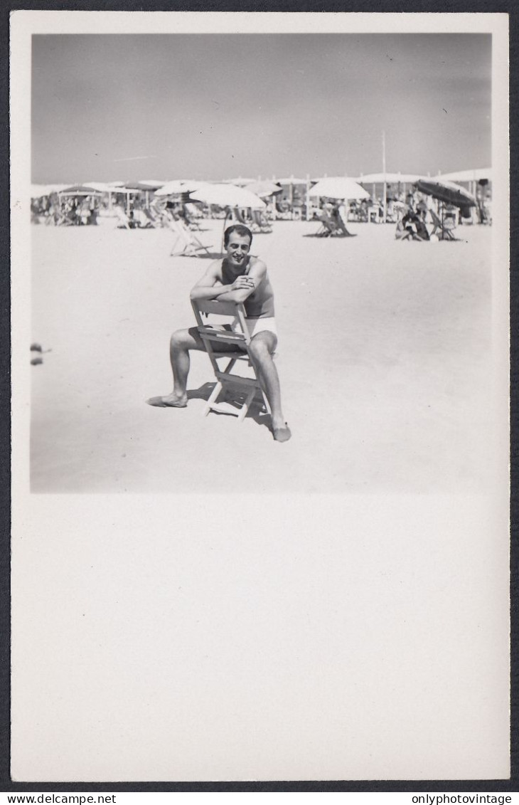 Riccione (RN) 1952 - Uomo Seduto Su Sedia In Spiaggia - Foto D'epoca - Orte