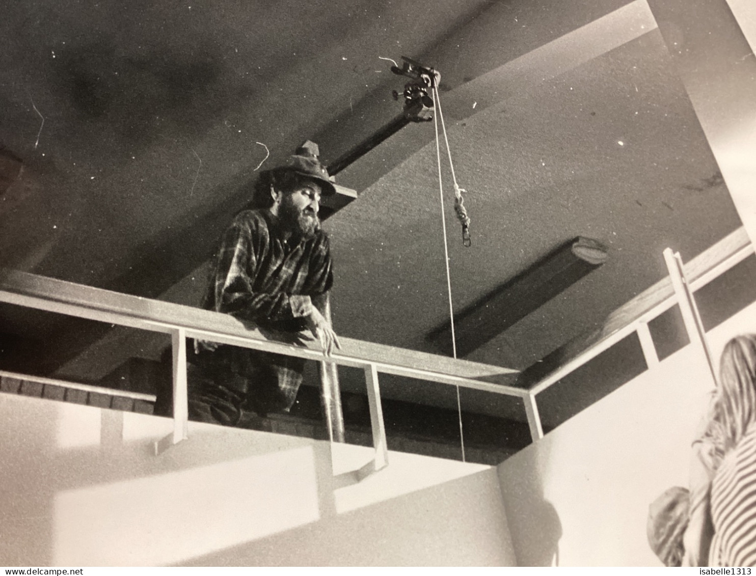 PHOTO SNAPSHOT 1970 Homme Barbu Avec Chapeau Sur Une Passerelle Qui Parle à Quelqu’un Au-dessus De Lui Poulie Cordes - Anonyme Personen