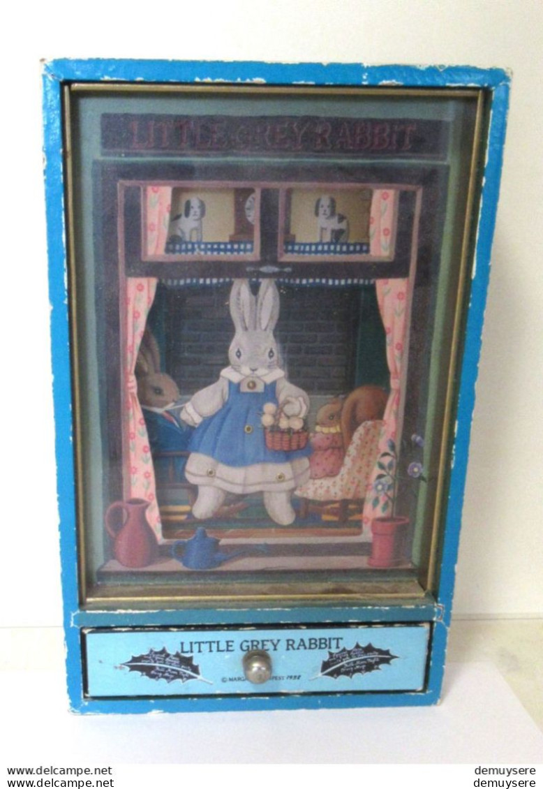 LADE 315 - Boîte De Musique à Système - Littlr Griey Rabbit - Muziekdoos Met Illustratie Van Dansende Konijn 13x21x7 Cm - Antikspielzeug