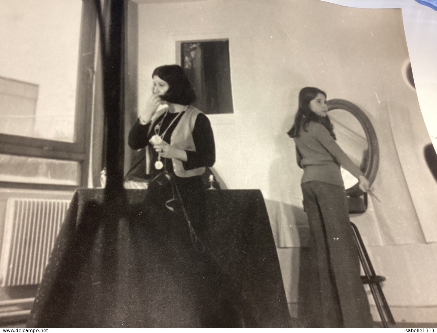 PHOTO SNAPSHOT 1970 Fille Enfant Devant Un Miroir Fille Qui Marche Main à La Bouche Table, Fenêtre, Radiateur - Anonyme Personen