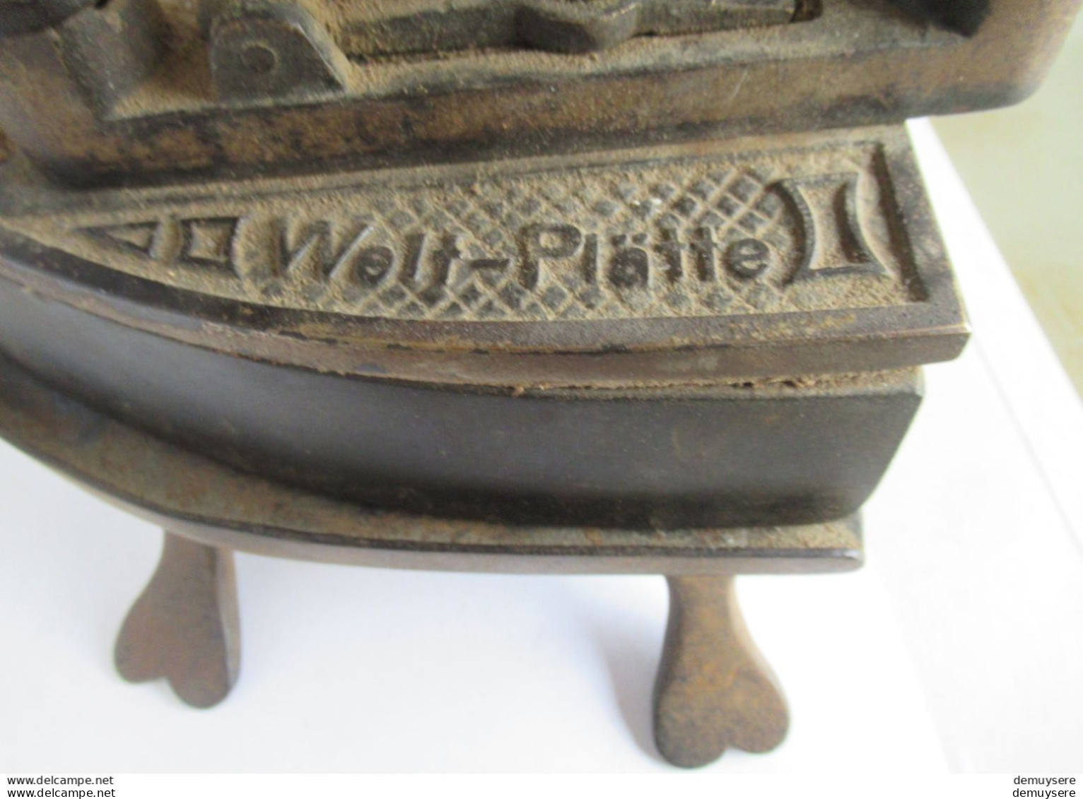 0404 16 - 50-25- LADE  700 - Antiek Strijkijzer Met Voet - Fer Antique Avec Base - Welt Platte -  4100 Gram - Antike Werkzeuge