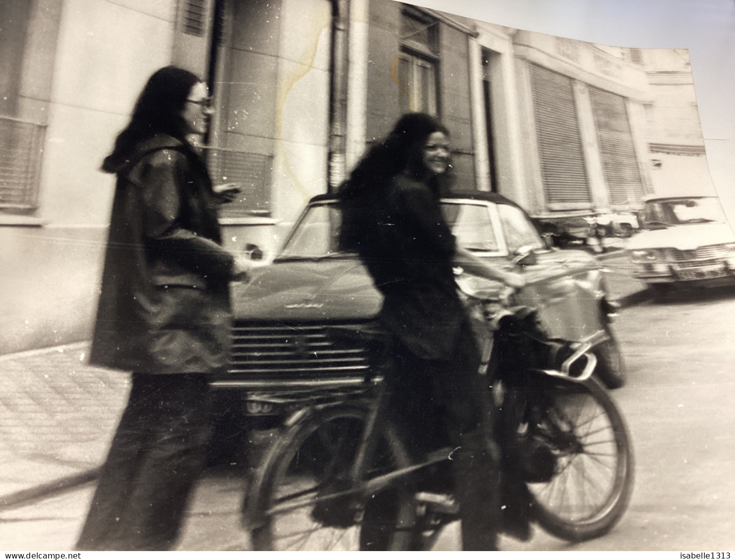 PHOTO SNAPSHOT 1970 Femme Dans La Rue, Sur La Route Sur Un Solex, Voiture Immatriculée En Arabe Peugeot Citroën Renault - Anonyme Personen